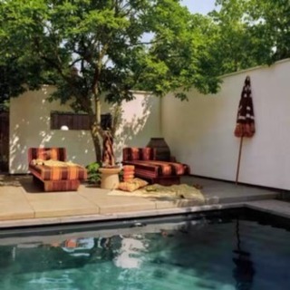 // INSPIRATION ESTIVALE //
Motifs estivaux… par le magazine @homemagazineofficiel dans son numéro #111
On ose les motifs colorés, rythmés, audacieux aux inspirations rétro intemporelles. Le motif est un complice de la décoration à exposer et mixer sans modération. Chauffeuses, méridiennes et parasols
aux rayures rétro XXL, « power of flowers », contrastes d’oranges et de bruns… forever young… qui nous replongent avec délice dans l’énergie des années 70s si chères à @hkliving.
————//
@hkliving
@homemagazineofficiel
@melanievassart
@evabatlogg
#70svibes
#agencerp
#decoaddict
#decoration
#design
#dutchdesign
#furniture
#hkliving
#hklivingproducts
#inspiration
#interiordesign
#mobilier
#nouvellecollection
#outdoor
#outdoors
#pressrelation
#retrovibes
#vkbpr
#stripes