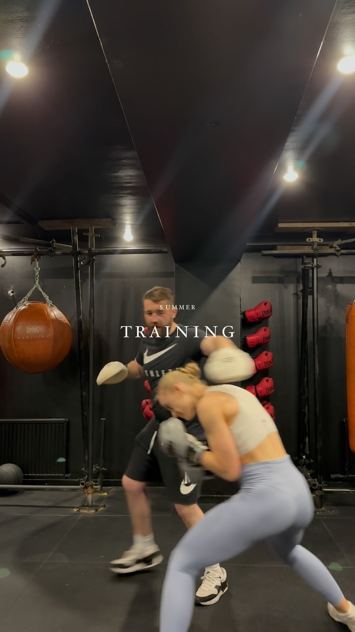How my summer training has been looking 😎
3 days of oly lifts, gymnastics, plyos and strength work. 1 day of boxing. Lots of walking. Loving training atm and seeing all my hard work pay off. 🥊
And ofc a big shoutout to @annawishfitness and @marckerrtraining @ninetiesboxing 🥰