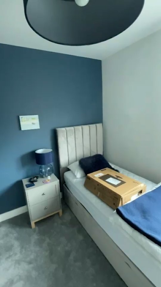 Transforming bedrooms in Edwinstowe recently, this one with a blue feature wall, crisp white remaining walls and ceiling.
.
.
.
#pritchardpropertyservices #edwinstowe #bedroomdecoration #bedroomrefresh #paintinganddecorating #nottinghamshiredecorator #decorator #paintingperfection