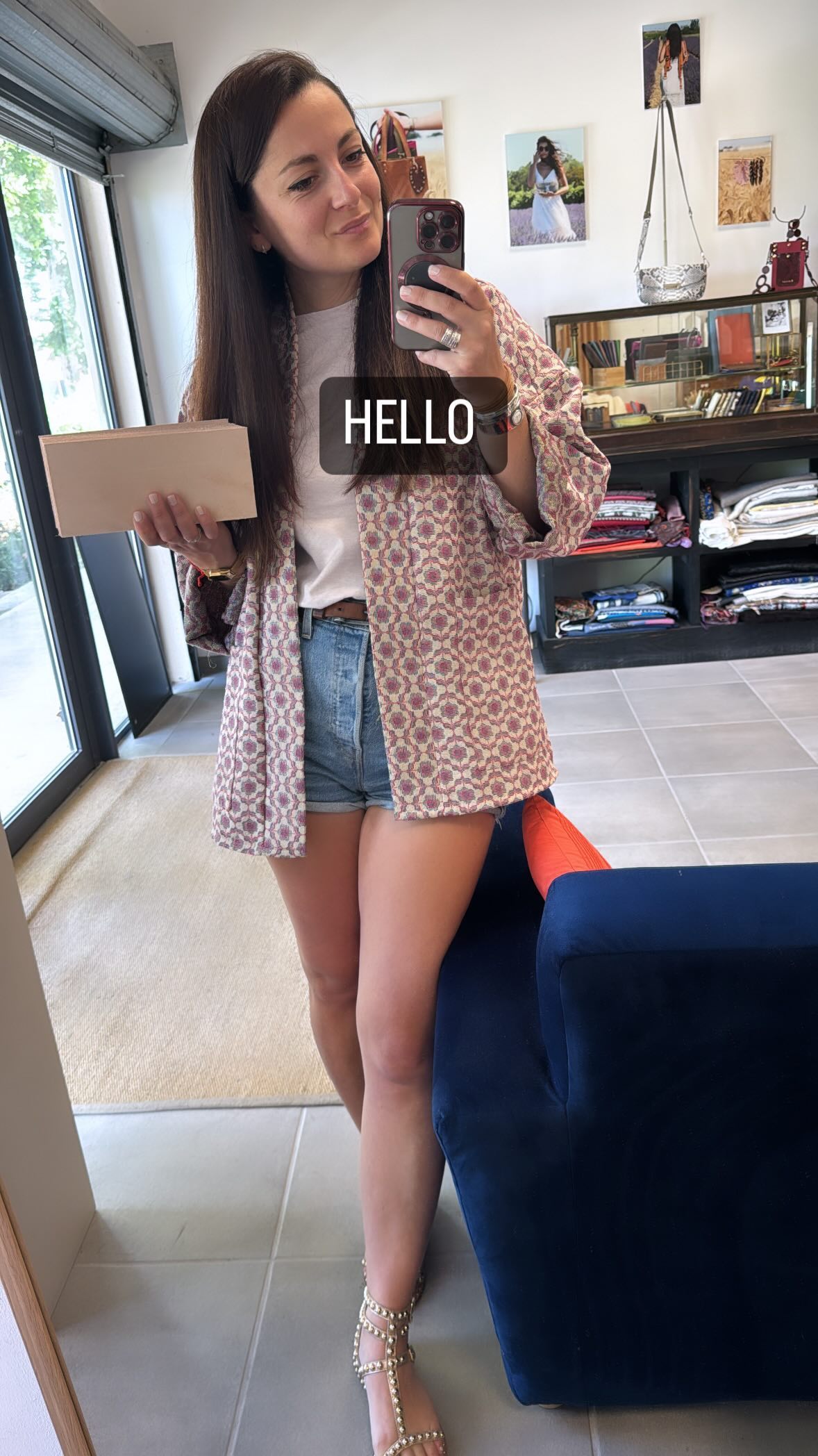 Welcome dans mon univers ✨
Pourquoi acheter chez moi ?
Il y a plusieurs raisons !
• Tout d’abord, en achetant chez un artisan comme moi, tu soutiens directement une petite entreprise locale et contribues à maintenir un savoir faire en vie.
• tu as la garantie d’acheter un produit de qualité fait à la main avec soin et attention aux détails. Je mets tout mon cœur et ma passion dans mon travail, ce qui se reflète dans la qualité de mes produits.
• Enfin, acheter chez un artisan te permets de bénéficier d’un service client personnalisé et attentionné. Les artisans sont souvent plus disponibles pour répondre à tes questions, résoudre tes problèmes et t’offrir un service après-vente de qualité.
En résumé, tu as peut être l’impression qu’un artisan est plus cher, moins accessible. Mais non, c’est un investissement, c’est un petit bijou que tu vas garder des années, c’est durable. C’est très rarement un achat compulsif, ça se réfléchi et ça se mûri mais à la fin quand tu passes à l’acte c’est sans regret.
Alors n’hésites pas à passer la porte 🙋🏽♀️