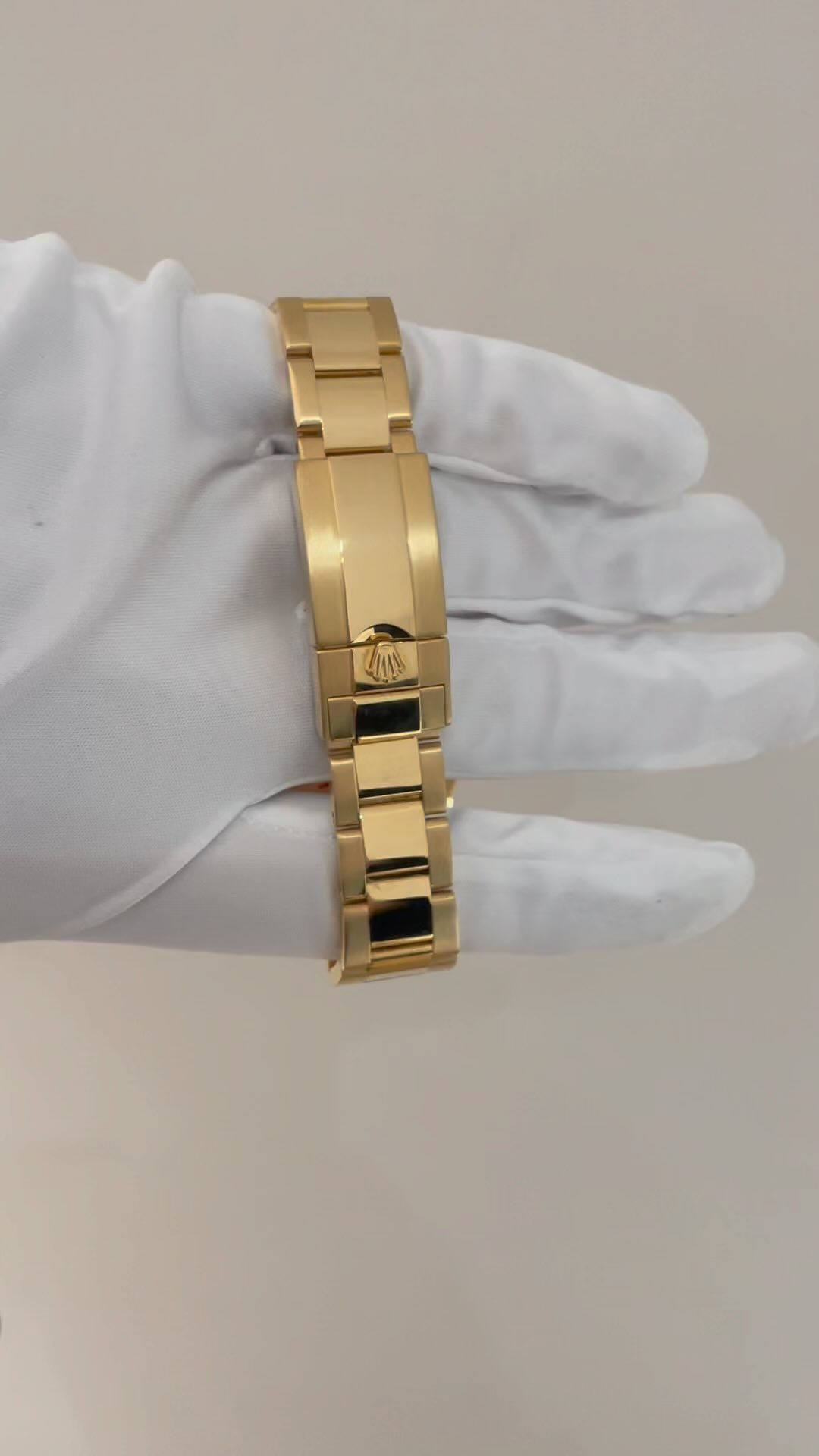 A recent little watch came in for a service, glass and polish Rolex GMT Saru #rolexgmt #rolexsaru #cirencester #cotswolds #watchesofinstagram #watchaddict #watchcollector