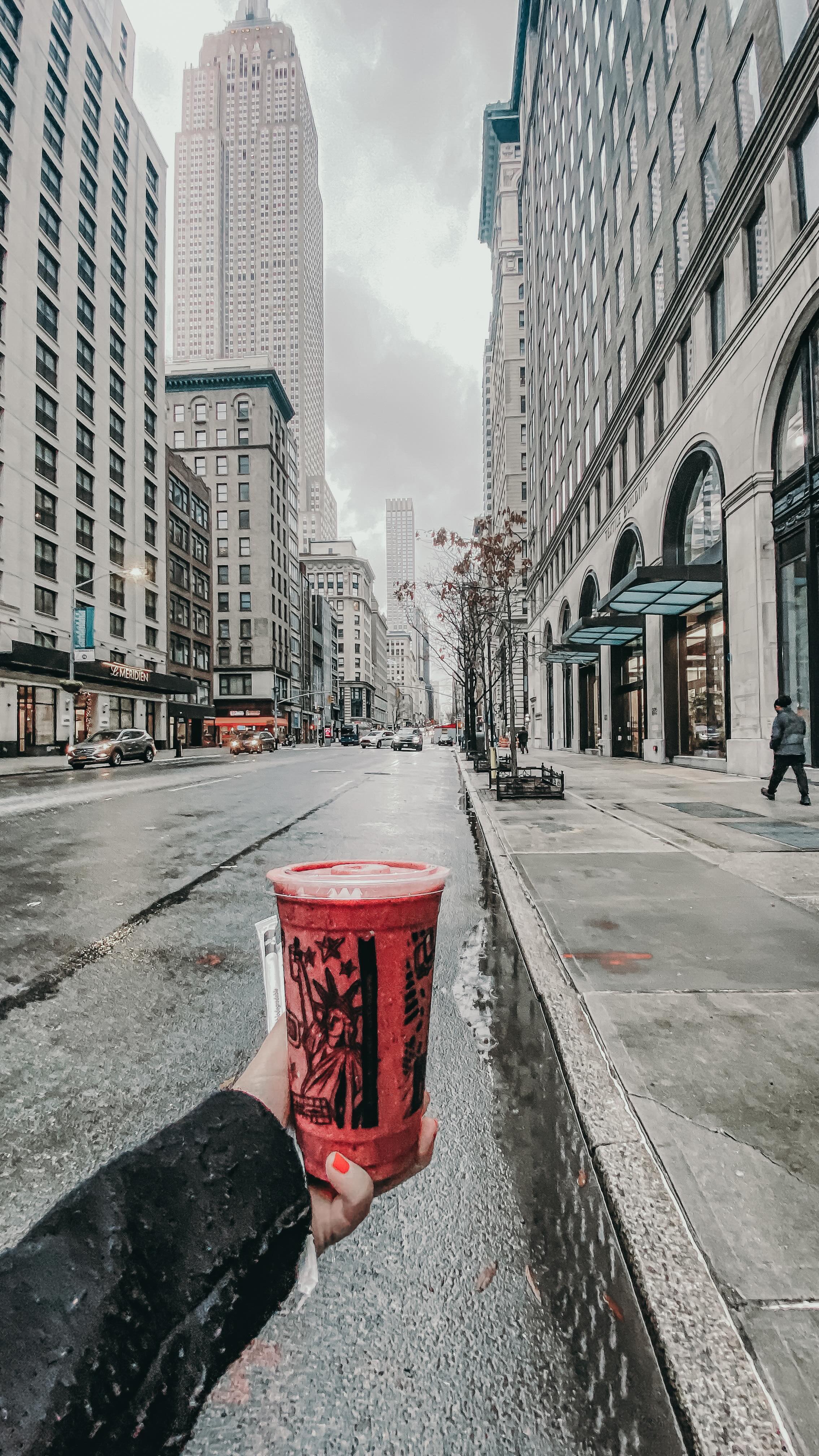 Une journée à New York 🗽 :
- Prendre le metro
- Decouvrir le sapin du Rockfeller Center
- Monter à l’ESB
- Aller voir la Statue de la Liberte
- Arpenter le pont de Brooklyn
- Coucher de soleil au Top Of Rock
- voir un match de NBA
- Finir la soirée sur Time Square
#newyork #newyorkview #newyorkbynight #newyorkcity #voyage #empirestatebuilding #topofrock #brooklynbridge #thingtodonyc