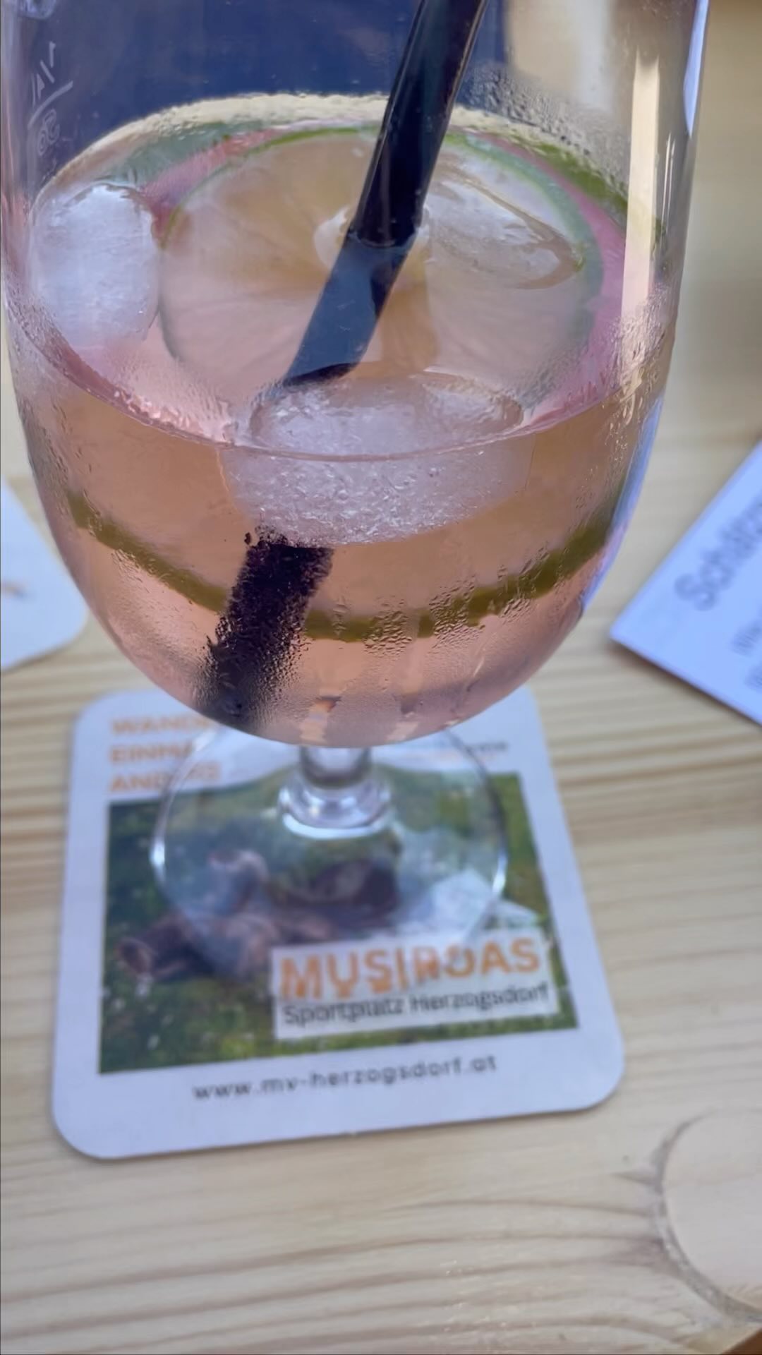 WIRTSHAUS-TOUR 🤩🙌🏻
Wir waren in den letzten Wochen fleißig in umliegenden Wirtshäuser am Werbung machen. Dabei versuchten wir unsere Musiroas-Bierdeckel gekonnt in Szene zu setzen. Kannst du ein paar der Wirtshäuser erkennen? 🔎⭐️🦊
#musiroas #mvherzogsdorf #wirtshaustour #mühlviertel