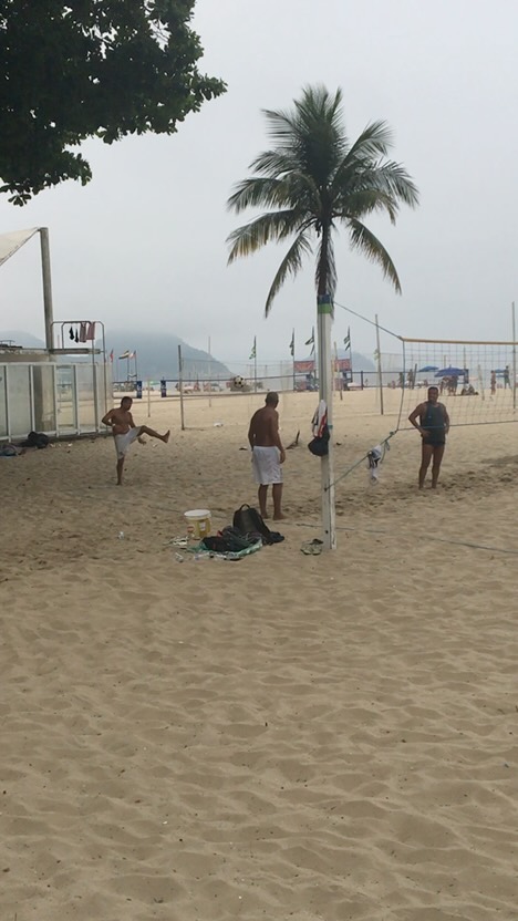 Dernier jours dans la cidade maravilhosa Rio de Janeiro où tout est possible, ville magnifique, magique, avec ses contrastes, ses joies, ses peurs, où le paradis et l’enfer se côtoient, avec sa lumière jamais pareille grâce au soleil. Le Christ Rédempteur du haut de sa colline le Corcovado joue avec les nuages, mais il est toujours là pour bénir les citoyens Carioca……. www.lhommederio.fr #riodejaneiro #joiedevivre #amitié #favela #elenao
#lyon #progres #beauté #population #christ #redemption #jeanpaulbelmondo
#beaute #samba #carioca #beaute #carnaval #christ #redemption #corcovado
#enfant #favelas #elephant🐘 #dieux #deus #amour #love #belmondo
#gang @faveladopaulinho #livre #enfance #belmondo #lhommederio.fr