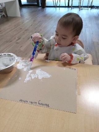 Yom Kippur is near ! We introduced painting with white and learned how to make play doh all by ourselves! Our infants practiced their fine motor skills with paint brushes 🖌🎨 #chabad #yomtov #earlylearning #jewishpreschool #infants#purity #white #painting #playdoh #torah
