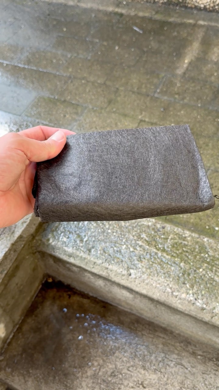 „🌊 Flood Up: Dein Hochwasserschutz der Zukunft! 🚀💧
Vergiss schwere und mühsame Sandsäcke – mit unseren innovativen Flood Up Wasseräcken bist du bestens vor Hochwasser und Überschwemmungen geschützt! 🏘️💦
Unsere supersaugfähigen, flachen Hochwassersäcke, auch als Flood Bags bekannt, quellen bei Wasserkontakt auf und bilden eine feste, schwere Barriere, die Hochwasser schnell eindämmt, stoppt und umleitet. 💪🌊
Mit nur 66 cm Länge und einem leichten Gewicht sind Flood Ups das ideale Sandsackersatzsystem! 🔝👜 Kein Stress mehr mit unordentlichen, schweren Sandsäcken – unsere smarten Hochwassersäcke sind kompakt, einfach zu handhaben und ein effektiver Schutz für dein Zuhause und deine Gemeinde. 🏡👨👩👧👦
Du kannst sie bis zu drei Lagen stapeln und versetzt anordnen, und wenn du eine Pyramidenkonfiguration wählst, sind sogar höhere Staumauern möglich! 🏰🔝
Unsere Flood Up Tools bestehen aus einer hochwertigen Polypropylen-Hülle und einem hochsaugfähigen Polymer (SAP) als Füllstoff – langlebig und umweltfreundlich! 🌿♻️
Bleibe cool und positiv – schütze dich mit Flood Up und sei bestens vorbereitet! 👍🚨 Einfach, smart und effektiv – entdecke jetzt das Hochwasserschutzsystem der Zukunft! 🌊💡
#Hochwasserschutz #Flutschutz #Innovation #FloodUp #SandsäckeErsatz #Wasserabwehr #SicherheitZuhause #Nachhaltigkeit #Hochwasservorsorge #Hochwassersäcke #GemeindeSchutz #Hochwasserbereitschaft #Staumauer #Wassersicherheit“