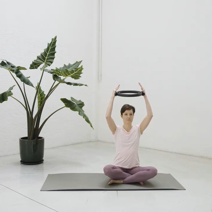 We continue our series on neck and shoulder health.
Our lifestyle and jobs require us to look down at screens for extended periods of time. Without consistent care to rebalance our bodies, this can lead to postural patterns that generate pain, discomfort and tension.
This Pilates sequence strengthens key muscles in your neck and shoulders to help you keep a good posture, and to reduce the risk of pain.
When you are aligned, you feel buoyant and it feels effortless to hold your head on top of your spine.
Tired of neck pain at the end of every work day? Come to our studio and try this exercise: you will notice the difference straight away.
Video credit: @moonwalk.studio