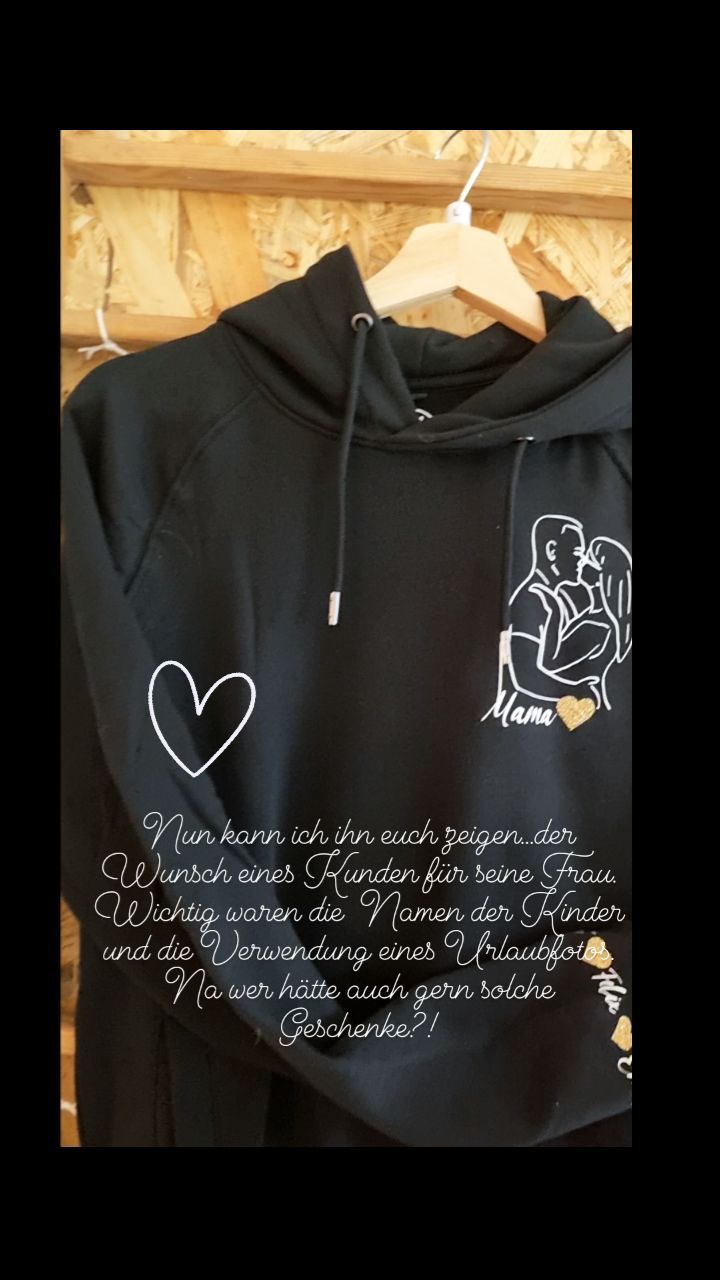 Ein Kundenwunsch fürs Herz. Vor Weihnachten durften wir einen zauberhaften Wunsch eines Mannes für seine Frau realisieren. Persönlich, einzigartig und mit viel Herz.. so wie sie ist @s_a_b_i_n_e_88. Wichtig waren ihn das gemeinsame Urlaubfotos, die Namen der Kinder und Mama. Raus kam dieser tolle Pullover. Na wer würde sich nicht auch über so ein tolles Geschenk freuen 😉?!
#allerleileben #conceptstore #persönlichesmitherz #zwickau #zwickauerhändler #weihnschtsgeschenk #plottliebe