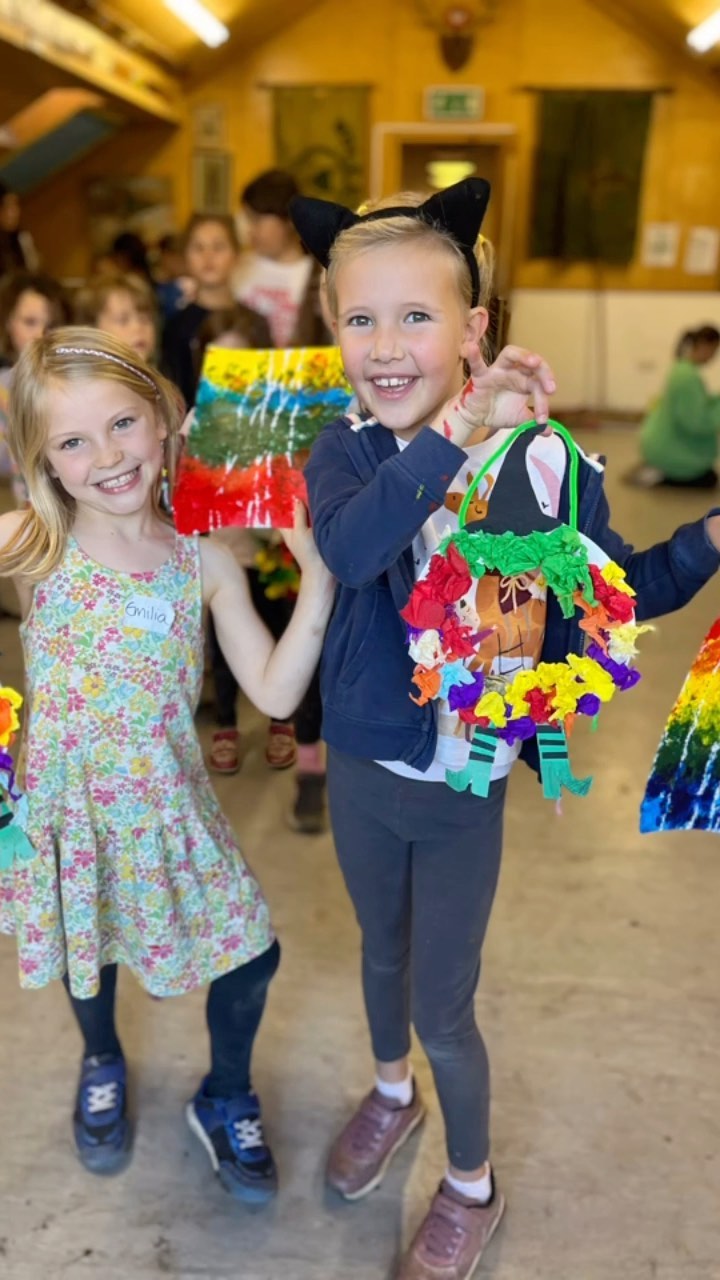 Today we made witchy wreaths to hang on our doors for Halloween🎃👻! We also experimented with yarn to create an autumnal birch tree effect!
In drama we exploded playing shoe bomb and practiced different characters in the game party quirks! 🌈🎉