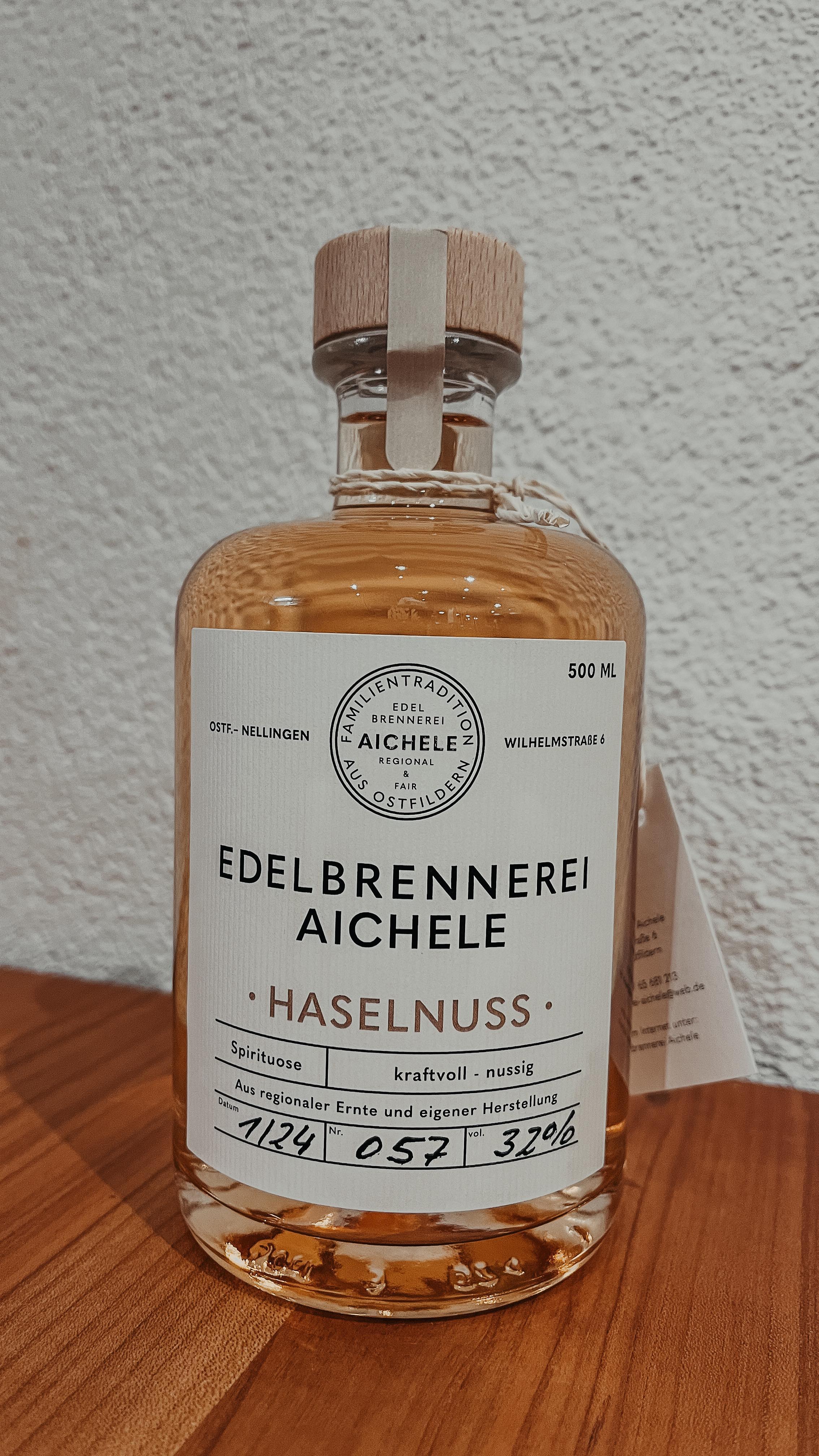 Kennt ihr schon unser neues Produkt? - HASELNUSS
Eine milde, leckere Spirituose, die du unbedingt mal probieren haben musst!
Gemacht aus gerösteten Haselnüsse und Mandeln aus der Region. Sie werden zu einem Geist verarbeitet. Nach dem Brennen wird der Geist nochmal mit gerösteten Haselnüssen und Mandel sowie mit einer Vanilleschote angesetzt. Dadurch bekommt er seine schöne Farbe und einen noch intensiveren Geschmack.
#EdelbrennereiAichele #Regional #Ostfildern #Schnaps #Spirituose #Haselnuss #Haselnussschnaps #AicheleSchnaps