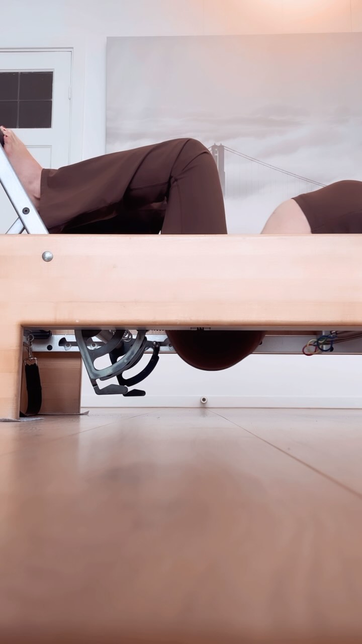 Semi Circle - my always and forever no.1 🧡
#spinalarticulation #pilatesreformer #pilates #semicircle #pilatesamsterdam #pilateslovers #pilatesstudio #privatepilates #pilatesrehab