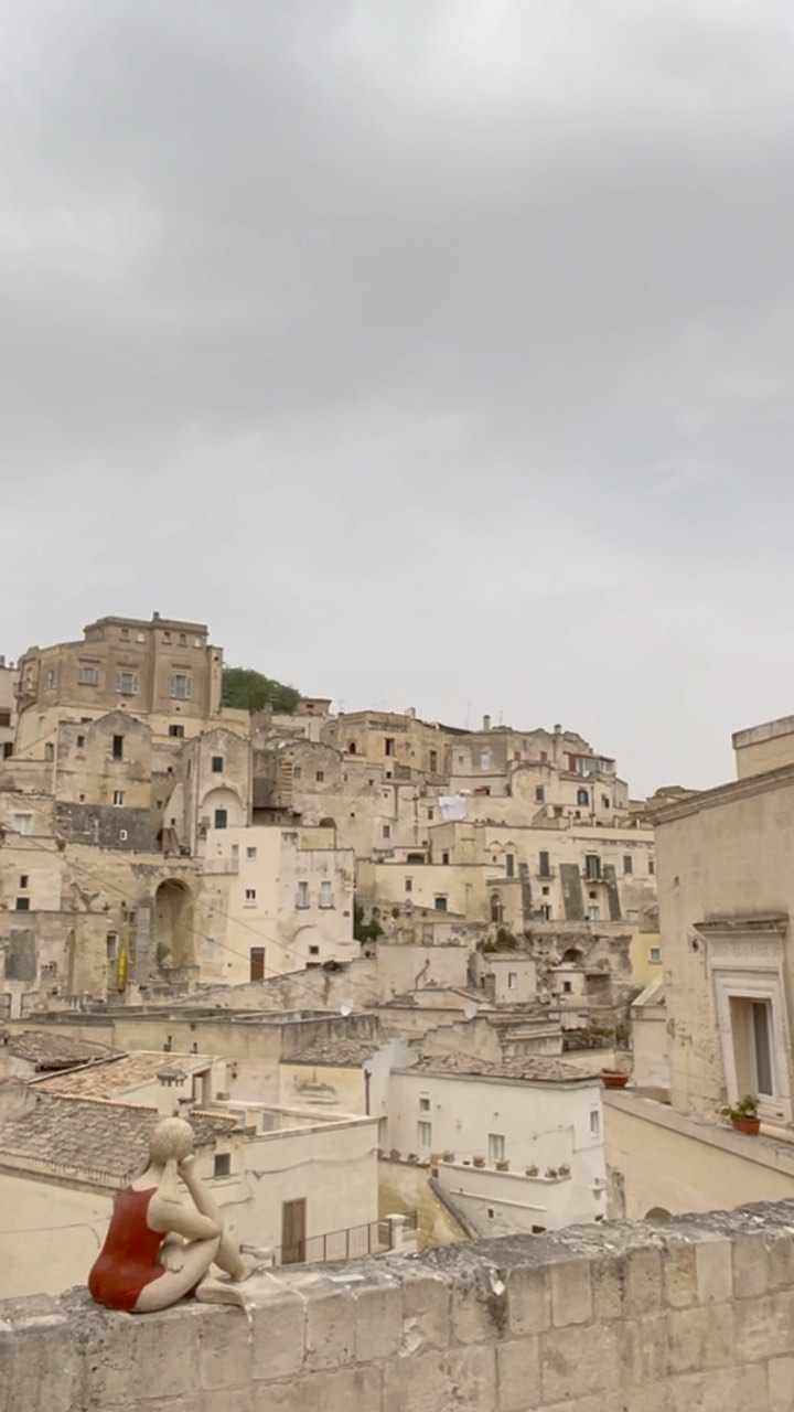 📍Scorci dei Sassi di Matera
Questa è una città che ti teletrasporta nel passato, sembra quasi di essere in un museo a cielo aperto!
🗺 Girare tra i Sassi di Matera vuol dire camminare e fare numerosi scalini ma soprattutto significa vivere l'essenza della città rupestre che non è cambiata nel corso degli anni, anzi sono gli uomini che si sono adattati all'ambiente e hanno costruito abitazioni particolari ed uniche.
E voi siete mai stati in questa città?
👉🏻 Lascia un ❤️
#matera #sassidimatera #basilicata #ig_matera @ig_matera