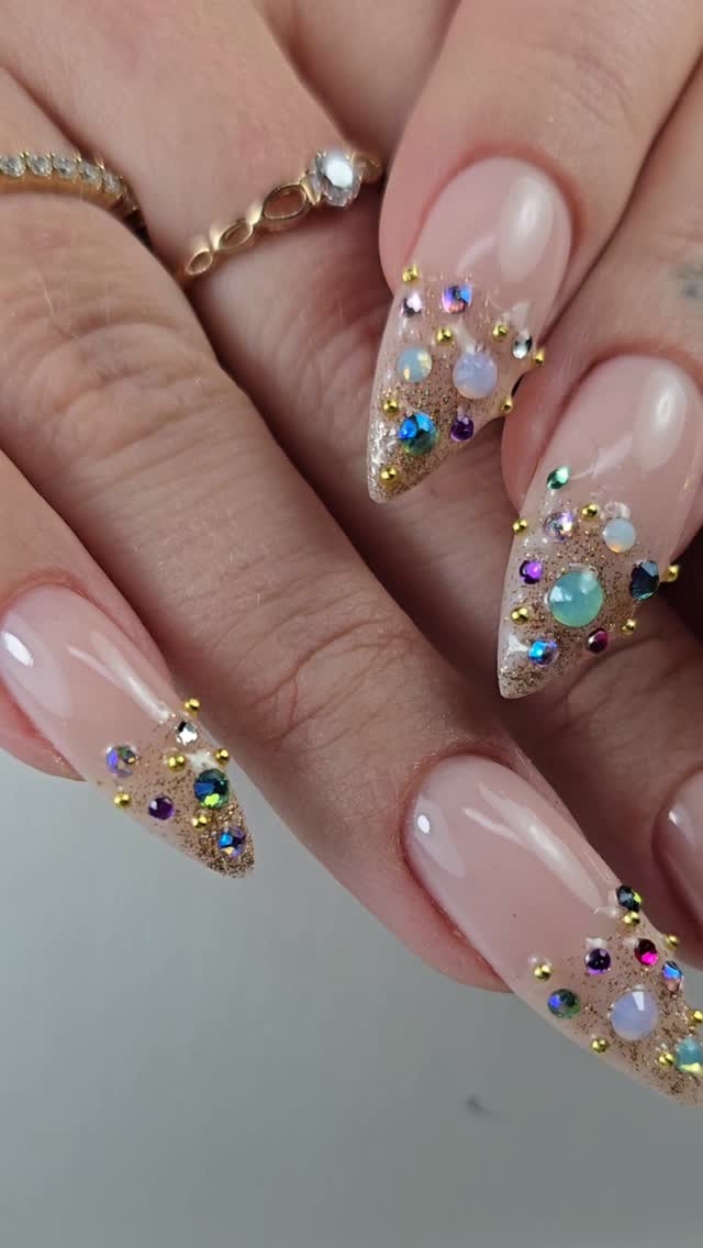 ✨️💎Girls and gemstones 💎✨️ that's LOVE 🥰
.
#magneticnaildesign #nailsbern #nails2024 #nailistika #naileducation #nailsnailsnails #gemstones #bling #influencer