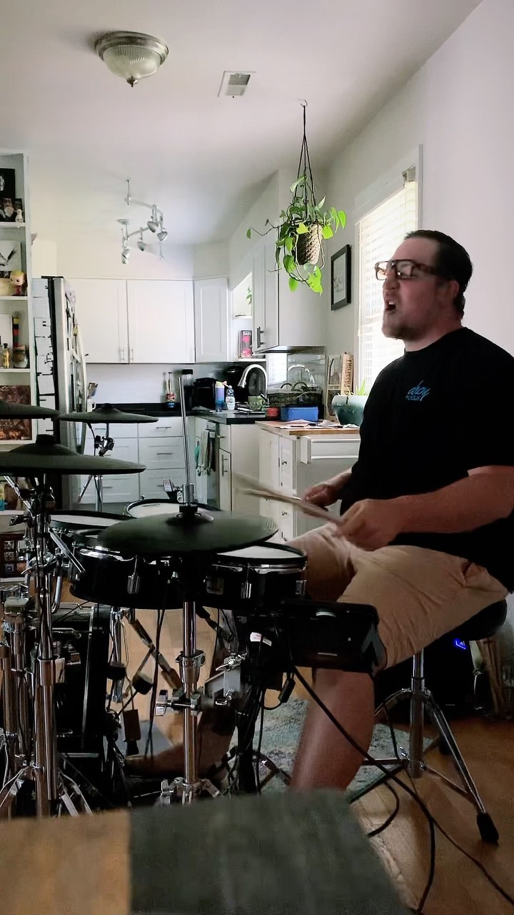 AHOY MATEYS!
In honor of Mother’s Day, here’s the @emarosa cover of “I Wanna Dance w/ Somebody” by @whitneyhouston which is me and mom’s favorite ❤️ 💐 HAPPY MOTHERS DAY! @creekmorerebecca (it was my first play through)
These @roland_vdrums VAD307’s are absolutely killer! 🔪 🩸
#poolguy #poolboy #bateria #ahoypools #drums #rolanddrums #hamptonroads #virginiabeach