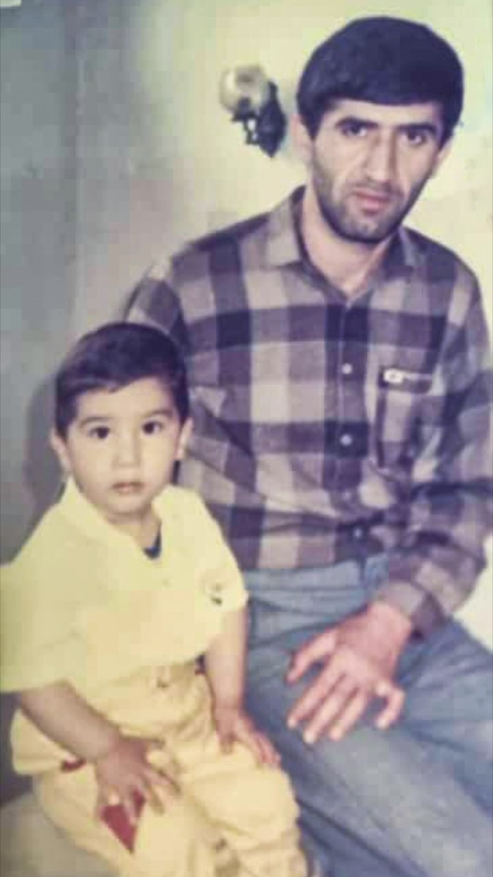 I lost my dad yesterday, so suddenly, just when we were both anticipating our reunion soon. Today, I attended his funeral online cause I couldn’t find a flight back home. Damn, I wasn’t ready for this at all.
پدرم رو دیروز از دست دادم، خیلی ناگهانی، درست زمانی که هر دومون مشتاق بودیم همدیگه رو بزودی ببینیم. نتونستم بلیط برگشت پیدا کنم، مراسم خاکسپاری رو امروز آنلاین دیدم. اصلا برای این اتفاق آماده نبودم.