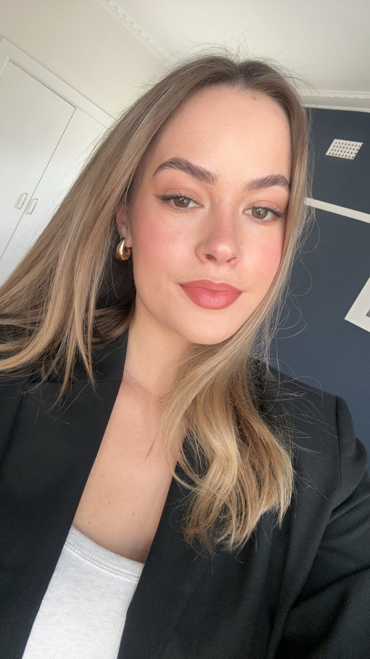 Quick holiday glam 🪄
#perthmakeupartist #makeuptutorial #easymakeup #quickmakeuplook #grwmmakeup #perthmua