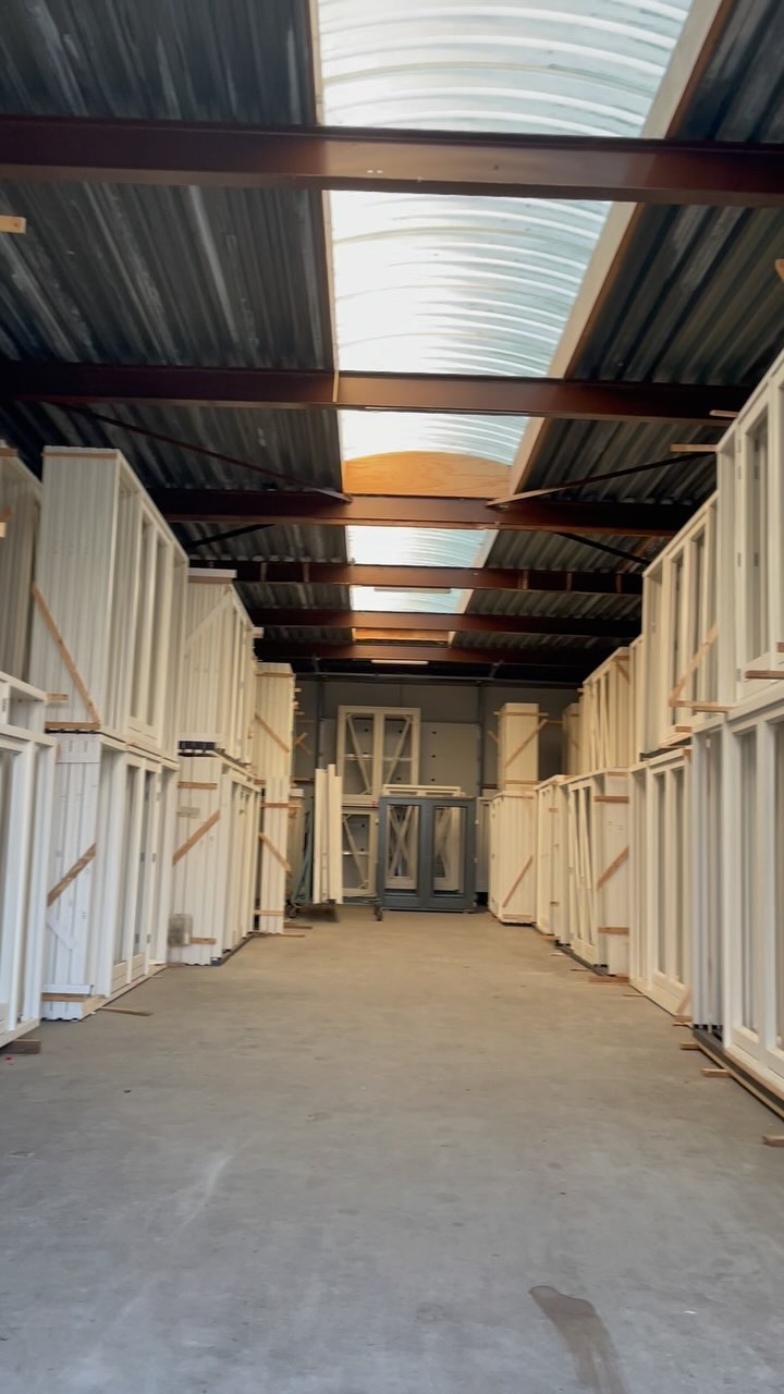 Op voorraad! Snel een kozijn nodig? U kunt de kozijnen direct bij ons komen ophalen of laten bezorgen.
In onze grote voorraad staat altijd wel iets wat bij uw bouw of verbouwing past. Kijk op op onze website of stuur een bericht naar info@edvanduin.nl om uw kozijnen te bestellen.
#kozijn #wonen #tuindeuren #wooninspiratie #woonaccessoires #bouw #zelfbouw #verbouwen