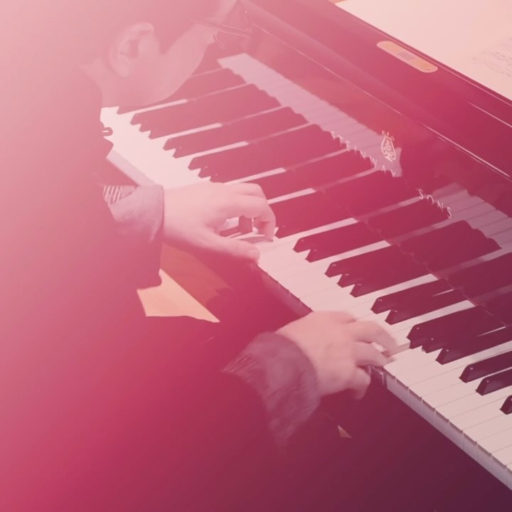 @fazilsayofficial am Dienstag 15. Oktober 2024 um 19.30 Uhr im @casino_bern
Infos und Tickets @ticketmasterch
Fazıl Say setzt sich seit seinem sechsten Lebensjahr jeden Morgen ans Klavier und spielt Bach. «Ich wollte, dass meine Interpretation den einzigartigen Gesang, Tanz und die Geschichte jedes Teils des Stücks vermittelt.»
Die Chance, dieses Kunstwerk in einzigartiger Kombination mit Schuberts grosser B-Dur-Sonate live zu hören, sollte man sich nicht entgehen lassen. Zwei epochale Meisterwerke, zwei sich wunderbar ergänzende Musikwelten.
Video-Quelle: YouTube Fazıl Say plays J.S. Bach: Goldberg Variations, BWV 988: Aria