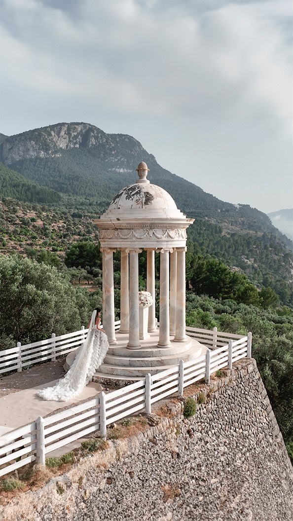 Still dreaming about Laura’s dress 🤍
@misslyeomans wearing @jatoncouture
#sonmarroig #weddingdress #weddingcouture