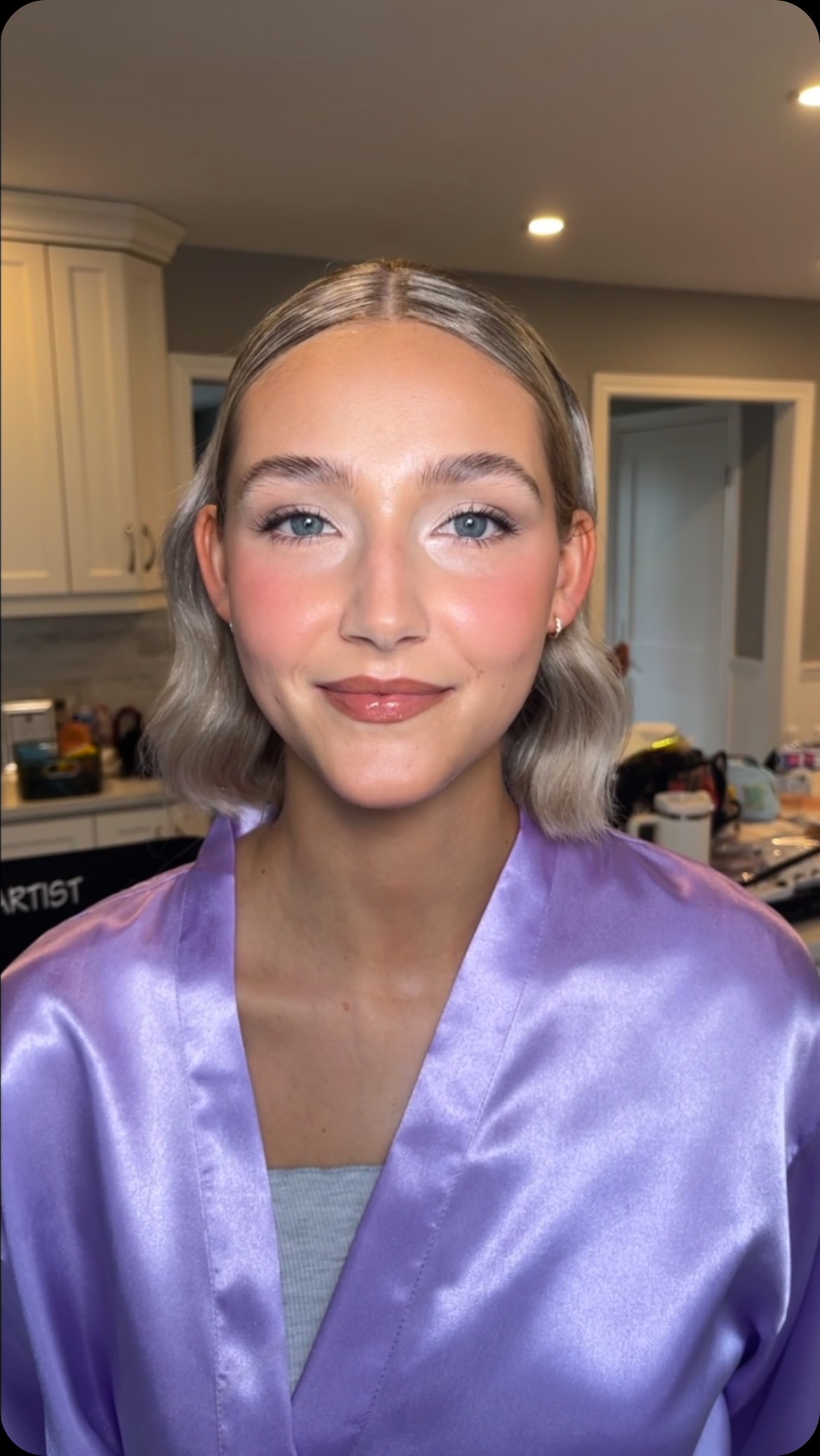 ✨ I ADORE THIS GLAM - If you want something similar, here’s what to ask for:
Request a light cool toned eye with highlight on the inner corner, cluster lashes, medium coverage skin, pink glowy blush (and lots of it), laminated brows, and a medium toasted brown glossy lip 💋
SAVE this for INSPO ✨
My handheld Amazon light wasn’t working in the first half of the clip it kept turning off, and we just had the kitchen over head lighting with my TML light in the background. There was lots of shadows happening, not the best for photos. The second half of the clip, we moved directly closer in front of the window and brought my @themakeuplight in front too - lighting is KEY 🔑
MOH Makeup by me @beyoutifiedglam *client requested to do her own brows*
for @bewholeheartedbeauty
#travelmakeupartist #softglam #bridalmakeup #weddings #torontomakeupartist #makeupartist #photoshoot #bridalmakeupinspo #glowymakeup