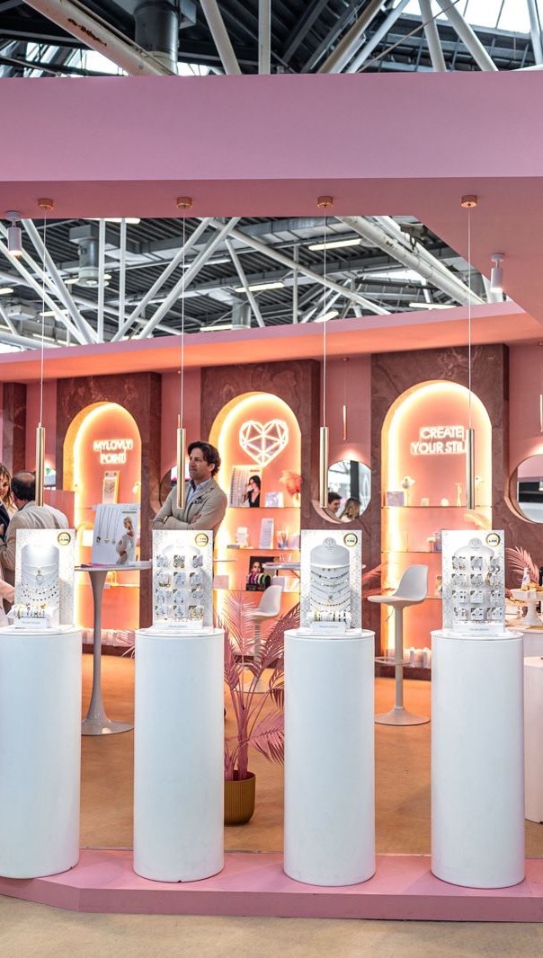 Benvenuti nel mondo della creazione di stand fieristici, dove l’arte e il design si fondono per dar vita a esperienze uniche e coinvolgenti.
Dall’ideazione del concept alla realizzazione e coordinamento dello stand per aiutare i nostri clienti a rendere reali i loro progetti e le loro visioni.
Chiedici un consiglio sul tuo nuovo progetto, visita il nostro sito: www.typelovers.com
#cosmofarma #designfieristico #designdeinteriores #stand #fiere #allestimentofiere #typeloversevents