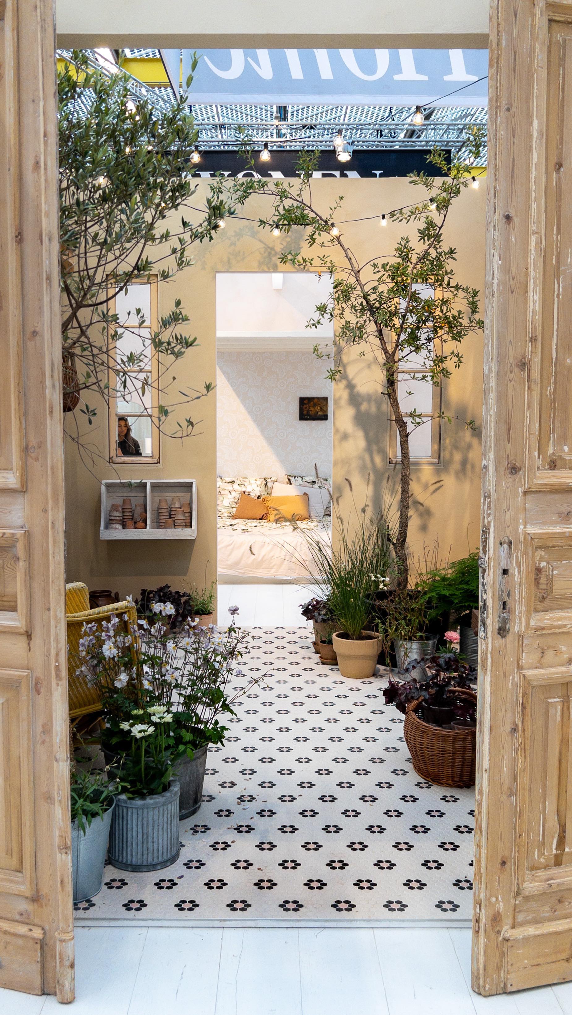 De VT Wonen beurs was weer leuk om te bezoeken! Naast het bezichtigen van de stands maak ik ook praatjes met mede collega’s, leveranciers en word ik zeker geïnspireerd door het werk van anderen. Ik houd van dat knusse, de rijke stoffen en rustgevende kleuren. @lizawassenaar @ariadneathome en @wonenlandelijkestijl waren mijn favoriet 🤩 Echt prachtige stands.
Gaat er iemand nog naar de beurs dit weekend??
#vtwonenbeurs2023 #interieurbeurs #interieurinspiratie #interiordesigners #interieuradvieshaarlem