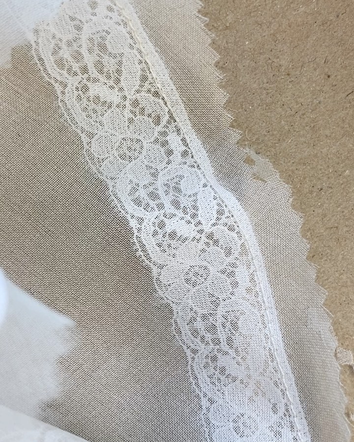 Engageantes aus Seidenorganza mit Spitze für ein Rokokokleid