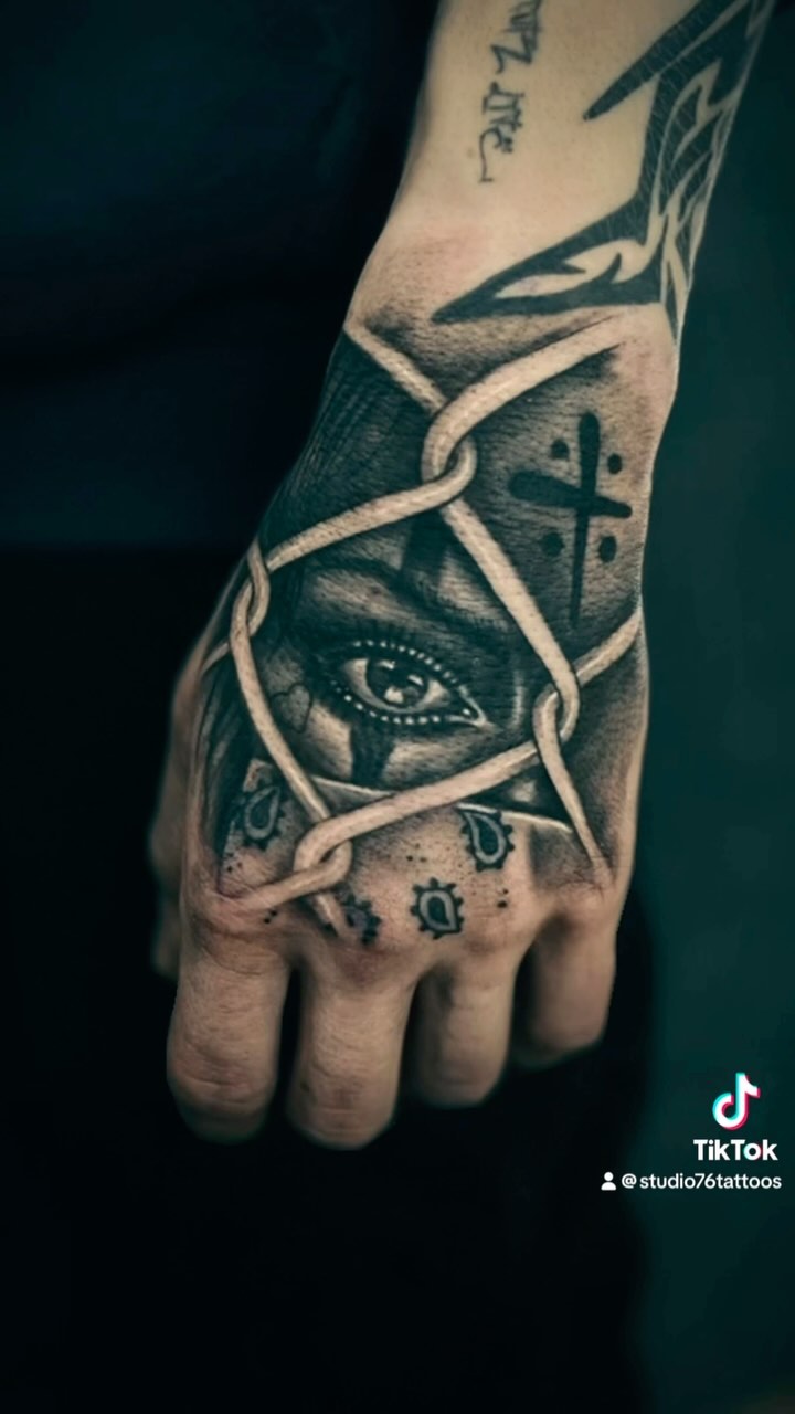 #handtattoo
.
.
Gestochen von @mano.tattooing
.
Für Termine
📍 Biefangstraße 106
46149 Oberhausen
📞 0208/41 19 26 76
WhatsApp: 0208/41 19 26 76
✉️ studio76tattoos@gmail.com
Oder direkt hier 😉
.
.