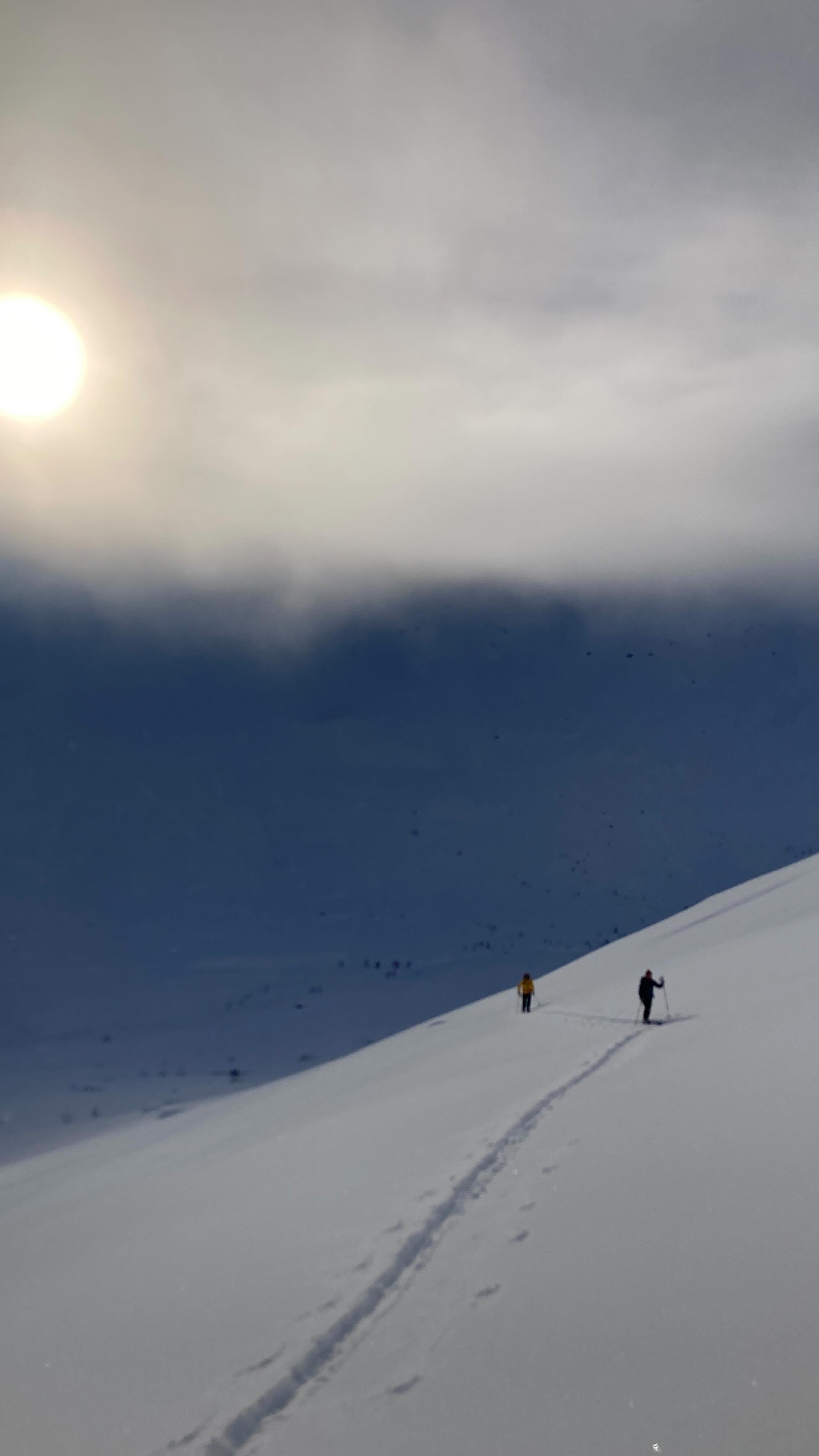 Fire dager med guiding og fire dager med fantastisk snø i fire forskjellige områder med over 4000 høydemeter i beina. Takk for uken og turene Laetitia og Hugo, vi sees igjen!
#sognasnøen
#backcontryskiing
#topptur
#visitsognefjord
#nortind