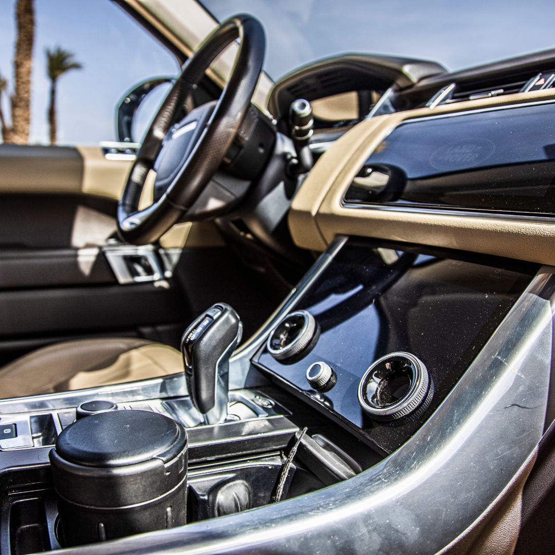 Réservez dès aujourd'hui votre Range Rover de Luxe et transformez chaque instant en une expérience mémorable. Que ce soit pour une escapade en ville, une aventure en plein air ou un événement spécial, la Range Rover vous accompagne avec style et grâce.