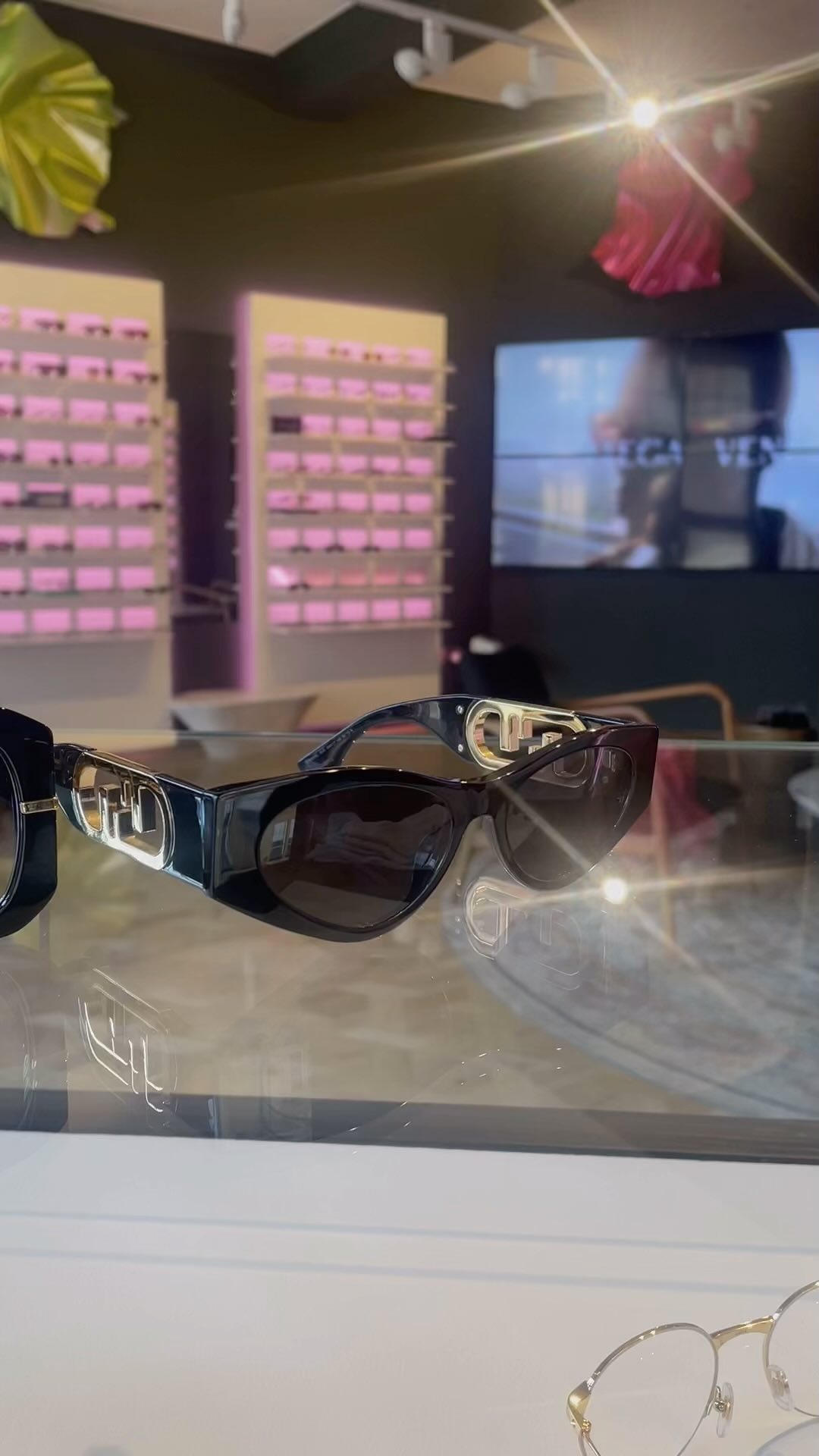 Suns out😎
Pop in for the latest sunglasses !
.
.
.
.
.
#fendisunglasses #mikaandme #sun #fendi