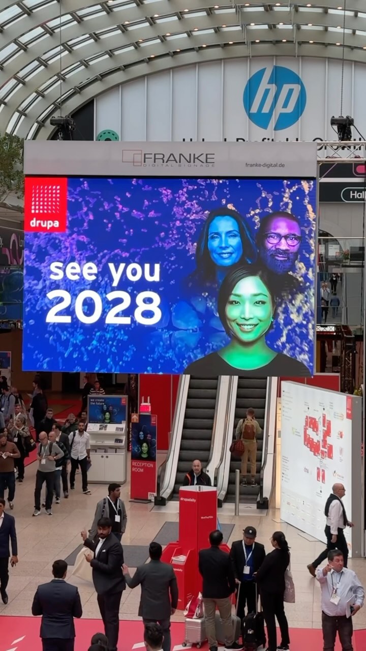 Unser Besuch auf der DRUPA 2024 in Düsseldorf war eine wahre Inspiration! Trotz der vielen innovativen Digitaldrucksysteme bleibt der Offsetdruck ein wesentlicher Bestandteil der Branche. Unser angereistes Team aus #Renningen ist begeistert von den neuen Technologien und Möglichkeiten, die uns erwarten. Ein herzlicher Dank gilt besonders den Herstellern Heidelberg, König&Bauer und Landa für Ihre Gastfreundschaft und beeindruckenden Präsentationen. #DRUPA2024 #Druckindustrie #Offsetdruck #Digitaldruck #inkjetprinting #Innovation @heidelbergerdruck @koenigandbauer @landa.nano @pfitzerdruck