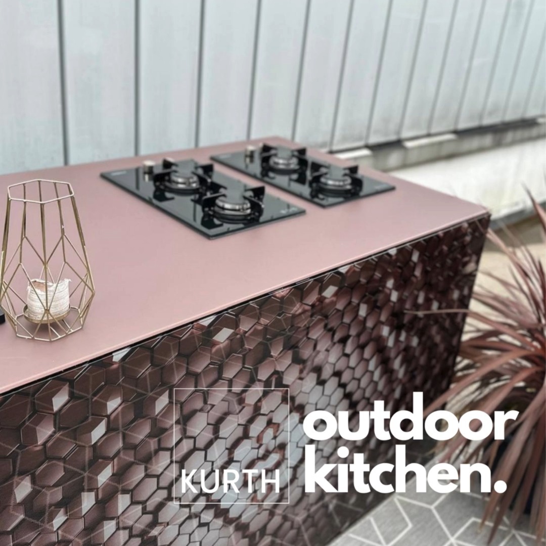 ✨NEU!! ✨
KURTH Outdoorkitchen
Wir haben prächtige News, die KURTH Outdoorkitchen ist zum Start der Sommerferien da und ab sofort lieferbar (www.kurth-outdoorkitchen.ch). Ob im Garten, auf der Terrasse oder auf dem Balkon, die KURTH Outdoor Kitchen zieht alle Blicke auf sich. Von richtig gross bis zu ganz schön smart bieten wir die stylische Küche für draussen in unterschiedlichen Grössen und Varianten an. Für Grillabende mit Freunden oder Kochen mit der Familie, KURTH Glas garantiert dir originelles Outdoor Living mit Stil und Design. Die KURTH Outdoor Kitchen ab CHF 3'200.00 über unseren Shop bestellen oder auf der Showroom-Terrasse in Zuchwil beraten lassen.
#outdoorkitchen #outdoorliving #glasamanufaktur #grillsaison #glasbearbeitung #swissness #inspiration #keramikdigitaldruck #design #manufaktur