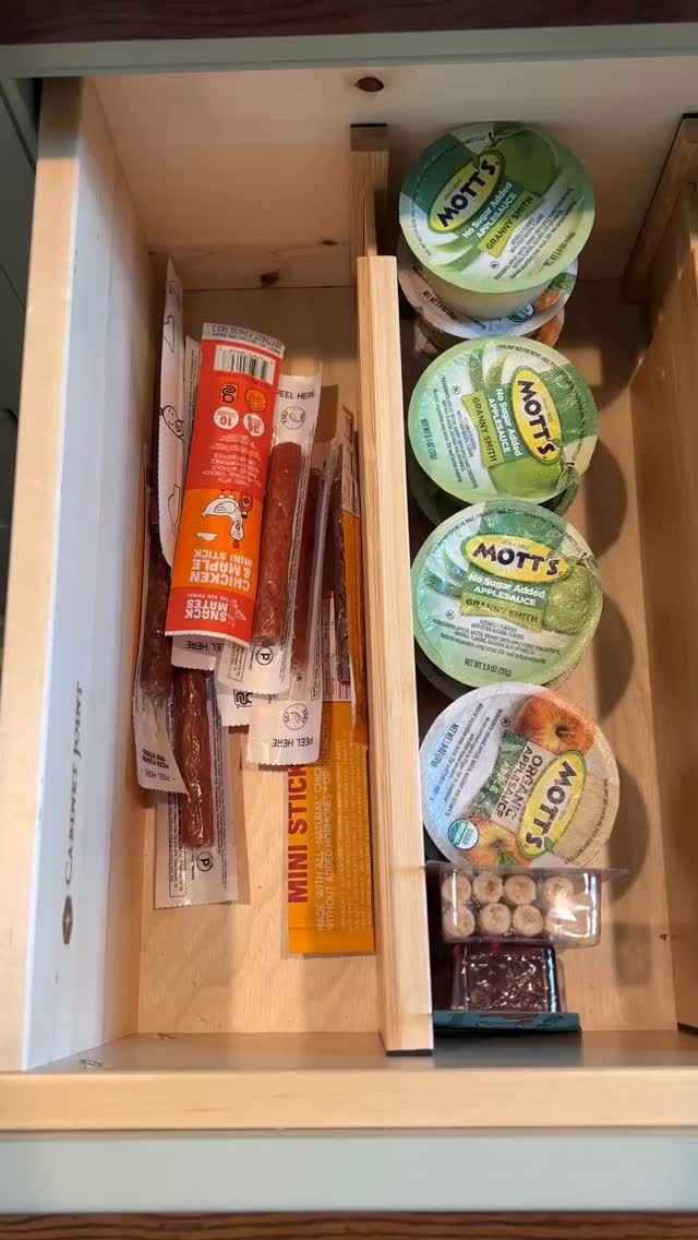 Mom approved organization trick! Tired of snack chaos? Here’s a simple, kid-friendly solution: ditch the bulky packaging and use clear bins or drawer dividers to create designated snack zones. When everything has a set home, you’ll always know how much you have—and how much you actually need. No more overbuying or cramming boxes into an overflowing pantry. Plus, it’s so easy, even your kids can help restock! #PantryGoals #OrganizedSnacks #KidFriendlyOrganization #MomWin #ProfessionalOrganizerTips