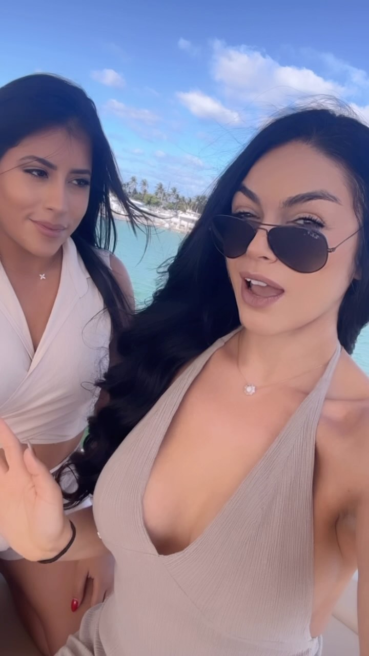 Forever mood with my girl 🍾🤣 except what Kourt really meant to say was the Caribbean 💁🏻♀️ am I right? 🌴☀️🌊