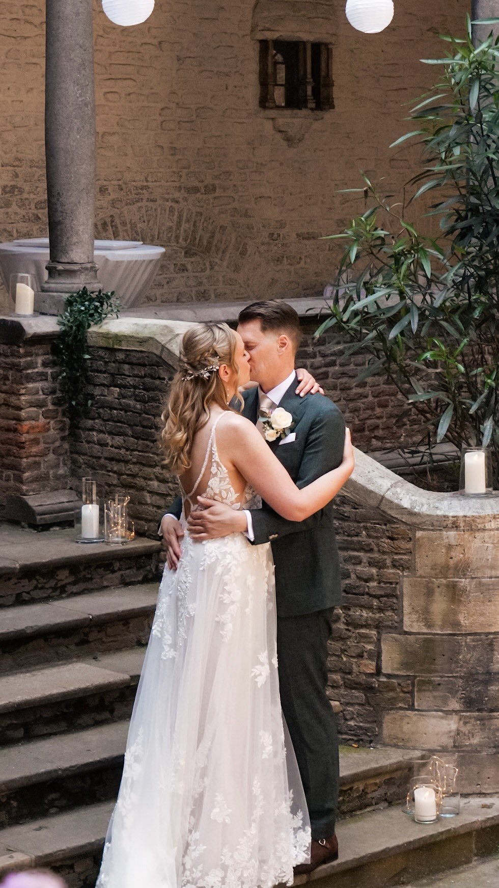 Lisanne en Alwin 🤎 Zo’n lief stel, zo’n mooie dag op zo’n mooie locatie. En hun lieve woorden zijn de kers op de taart:
“𝘞𝘢𝘶𝘸!! 𝘔𝘦𝘵 𝘵𝘳𝘢𝘯𝘦𝘯 𝘰𝘷𝘦𝘳 𝘰𝘯𝘻𝘦 𝘸𝘢𝘯𝘨𝘦𝘯 𝘻𝘪𝘵𝘵𝘦𝘯 𝘸𝘦 𝘥𝘦 𝘵𝘦𝘢𝘴𝘦𝘳 𝘵𝘦 𝘬𝘪𝘫𝘬𝘦𝘯!! 𝘞𝘦 𝘻𝘪𝘫𝘯 𝘫𝘦 𝘻𝘰 𝘥𝘢𝘯𝘬𝘣𝘢𝘢𝘳. 𝘡𝘰 𝘮𝘰𝘰𝘪. 𝘎𝘦𝘦𝘯 𝘸𝘰𝘰𝘳𝘥𝘦𝘯 𝘷𝘰𝘰𝘳!”
•
•
•
Locatie: @kasteeldussen
Fotograaf: @volliefdefotografie
Jurk: @danivantoll
Bloemen: @vervoorn_in_den_prince
Ringen: @vandoorendiamonds
Taart: @cake5nl
Zangeres: @melanieryanmusic
DJ: @djlamusica.official