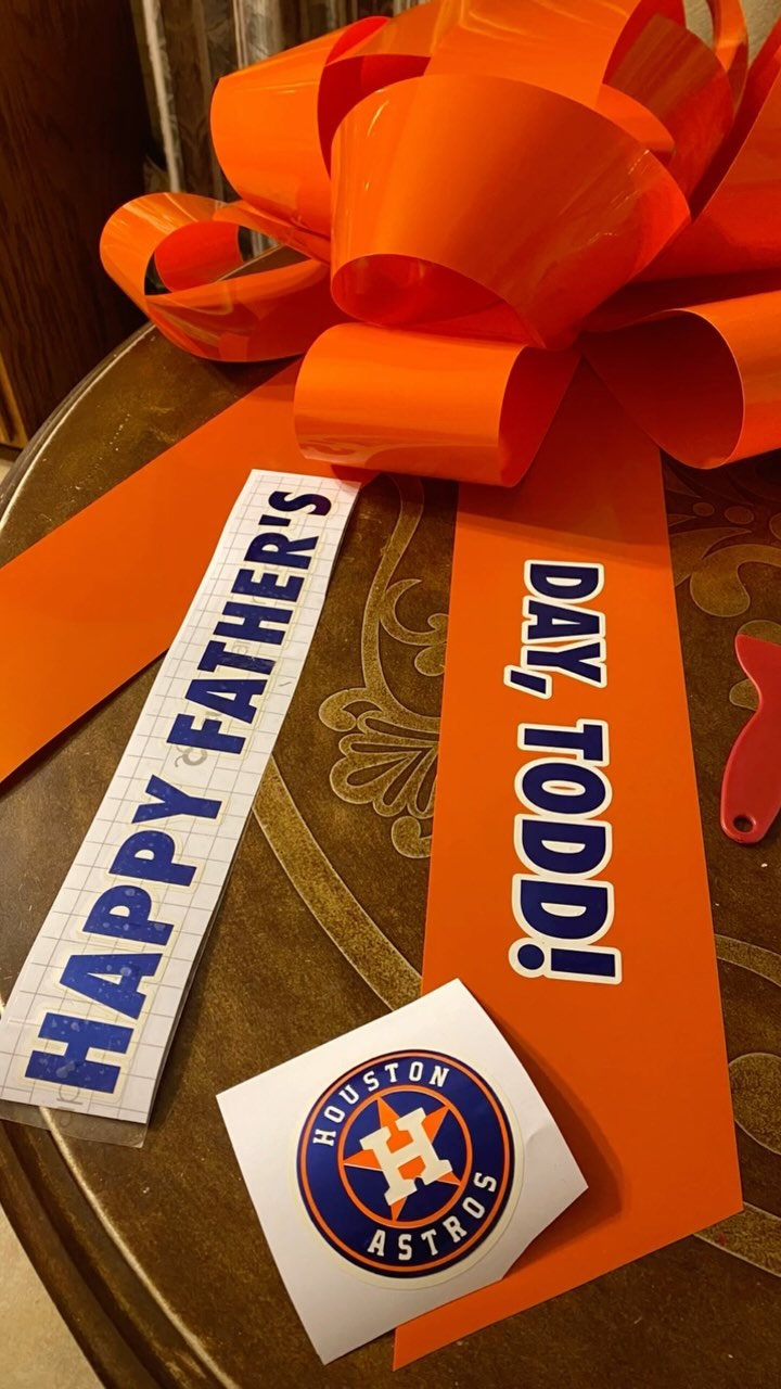 Custom 30โ Car Bow and Mug order for Fatherโs Day ๐งกโพ๏ธ๐๐โจ
#fathersday #newcar #bow #houston #astros #baltimore #ravens #mug #gift #custom