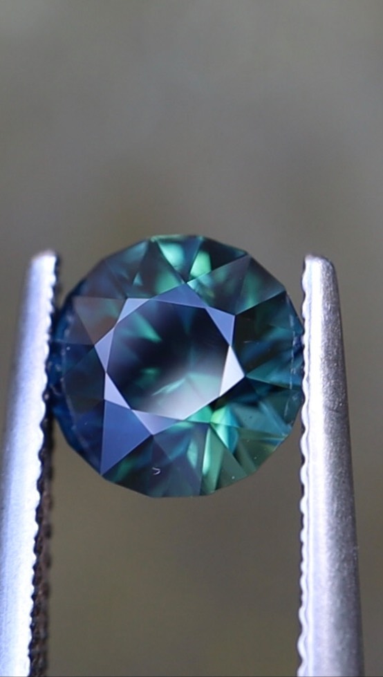 ✨ Nous vous présentons aujourd’hui l’un de nos plus beaux saphirs d’Auvergne, un rond brillant de 2,74 carats avec une magnifique couleur teal.
Saphir d’Auvergne (France)
Taille rond 2.74ct
Couleur : Bleu teal
Dimensions : diamètre : 7.55mm, h : 5,99mm
Naturel, non chauffé, non traité.
Pour plus d’informations, veuillez nous contacter
✨We are pleased to present one of our most beautiful Auvergne sapphires: a brilliant round of 2.74 carat with a magnificent teal color.
Auvergne Sapphire (France)
Round cut, 2.74 ct
Color: Teal blue
Dimensions: Diameter: 7.55 mm, Height: 5.99 mm
Natural, unheated, untreated.
For more information, please contact us.
#frenchsapphire #saphirfrançais #saphirdauvergne #saphirauvergne #auvergnesapphire #naturalsapphire #unheatedsapphire #gemstones #gemcutting #naturalgems #auvergneexploration #joaillerie #joaillerieethique #minetomarket #ethicalgemstones #ethicalgems #pierresnaturelles #pierresfrançaises #pierresethiques