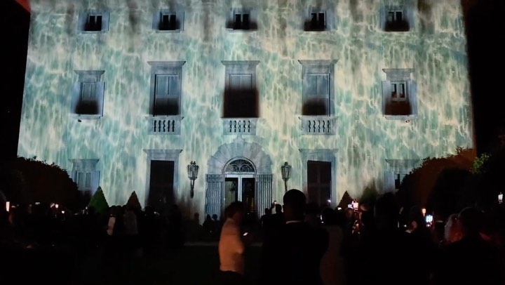 Love is the only way. #villabalbiano #comolakewedding #comolake #comolakeitaly #wedding #videomapping #videomapping3d #videomappingshow #videomappingprojection #brideandgroom #bride #beautifulwedding