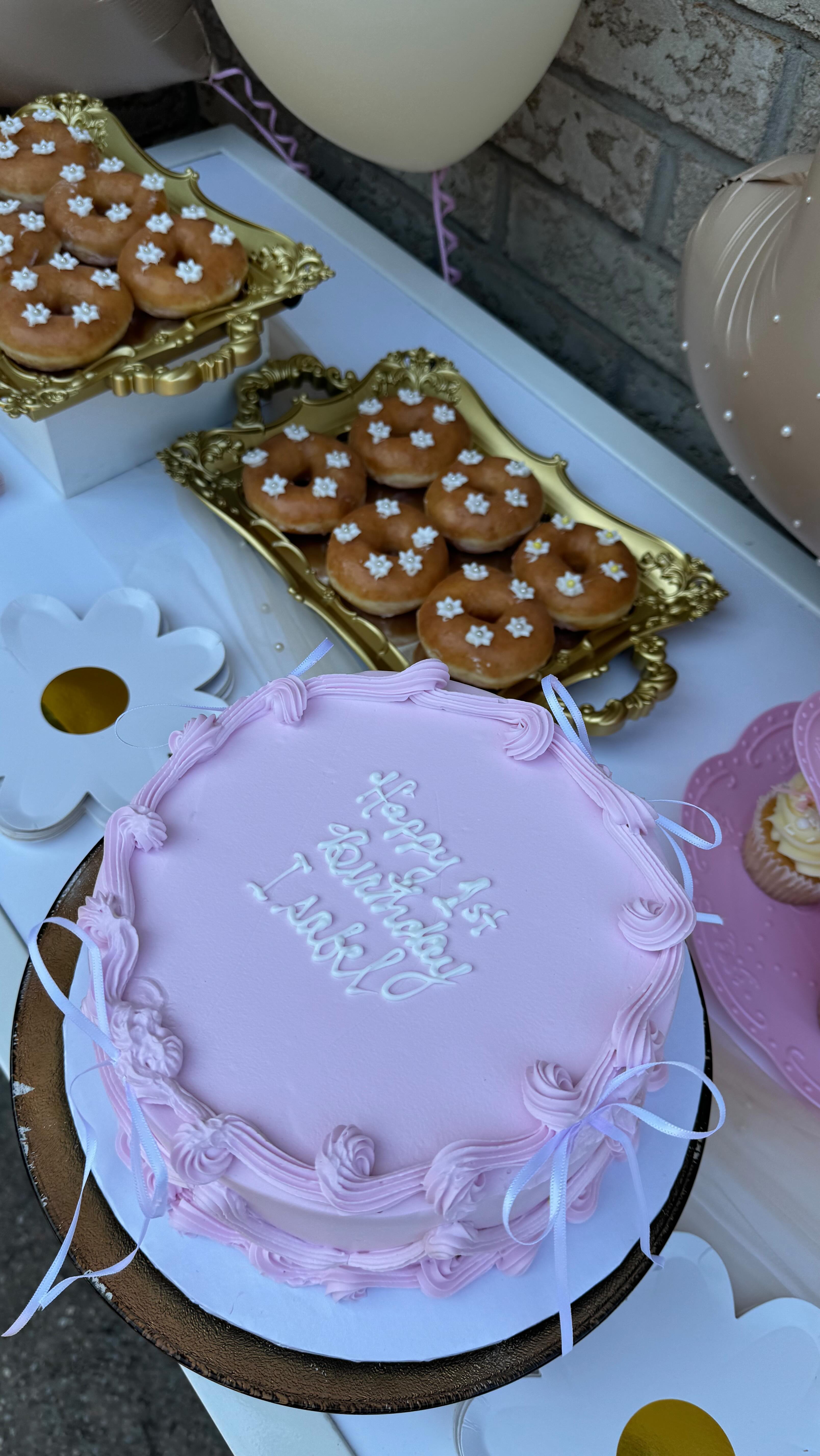 1st birthday party for our little girl 🎀🎂🎈🩷 Love the simplicity & every little detail 🎀
@detailzfurniturerentals @littleplayscapes @allieluxe.balloons
#lachicsoiree #toronto #eventplanner #1stbirthday #birthdayparty #summer #summerparty #decor #design #eventstyling