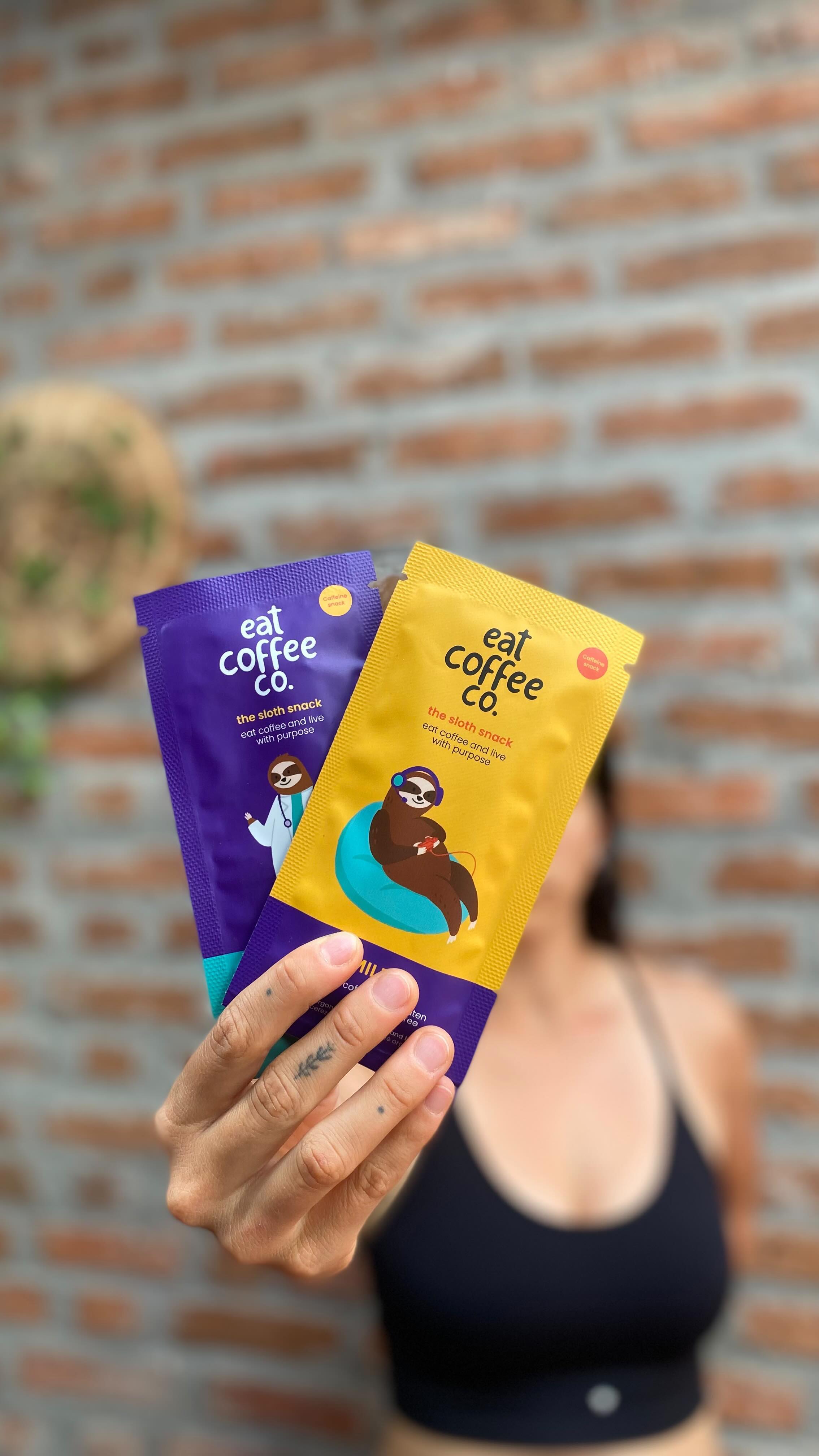 @eatcoffeeco es una de las marcas que nos brinda sabor y eleva nuestra energía🚀. Literalmente se siente el shot de cafeína poderosa que aveces necesitamos en nuestras aventuras 🏜️
.
Anímate a caminar con nosotros y prueba en cada snack, refrigerio, merienda ó como le quieras llamar estas deliciosas barras de café hechas con cerezas de café, granos de café, manteca de cacao, y azúcar de caña orgánica y sal 😋
.
#todosalamontaña #trekking #outdoors
