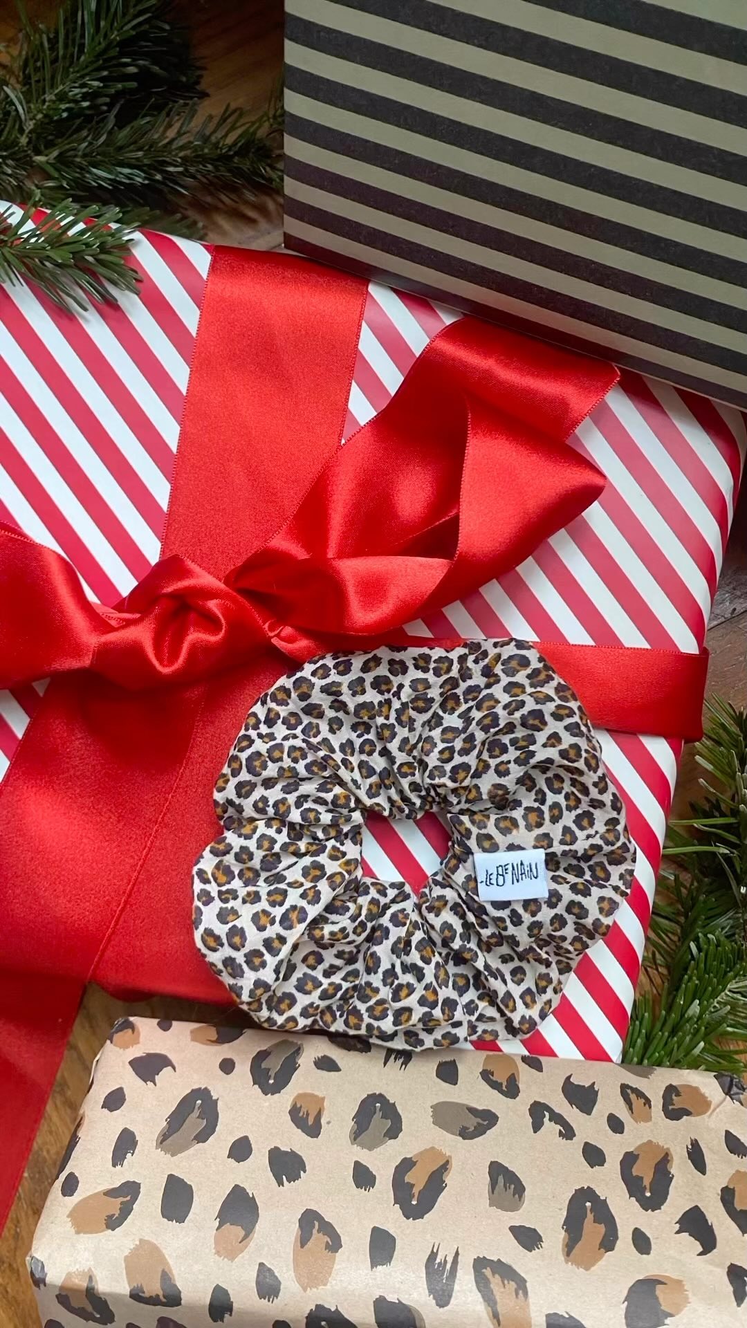 Que ce soit pour vos looks de fête, un cadeau trop mimi, ou le parfait gift pour votre secret santa qui approche, les chouchoux et bandeaux de la collection de Noël sont en ligne! ✨🎄