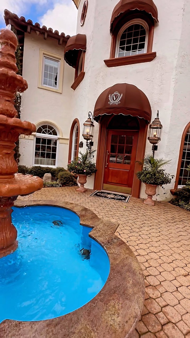 Putting the finishing touches on the fountain/grounds at the iconic @thevillava today. Ready for a beautiful wedding ceremony💍💒
@waterfordeventrentals
__________________________________________
#wedding #weddingday #weddingvenue #virginiabeach #towncenter