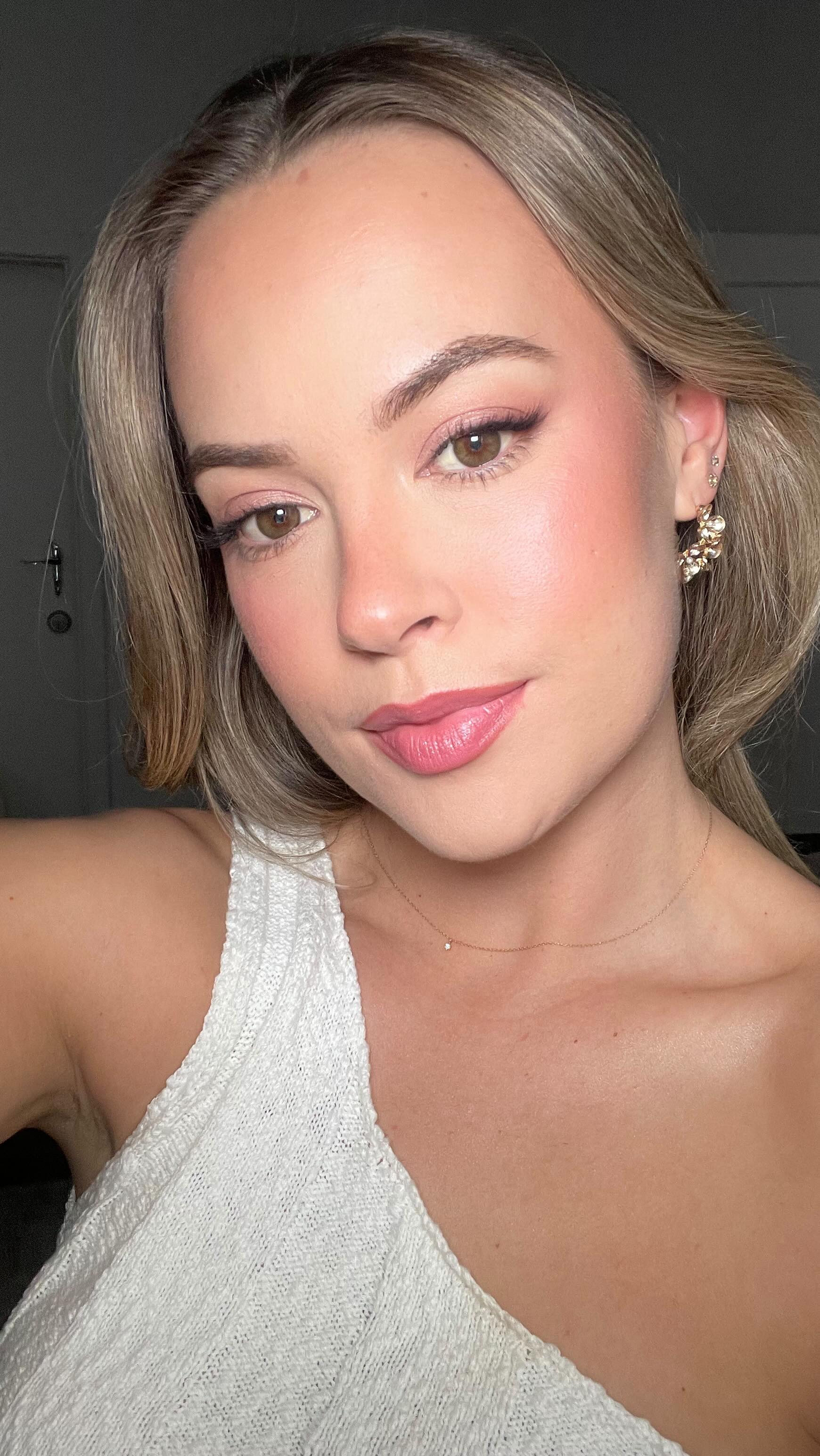 Pink everything at the moment 🎀👄💕
I call this look the clean bridal look, so soft and feminine.
The end of 2024 is booking up quick for weddings so make sure to reached out if you’re getting married at the end of this year. 👰🏼♀️
Click the link in my bio to get in contact🤍
#perthmakeupartist #perthbridalmakeupartist #perthweddingmakeupartist #bridalmakeup #charlottetilburymakeup #charlottetilbury #blushymakeup #glowymakeup #destinationweddingmakeupartist #westmanatelier