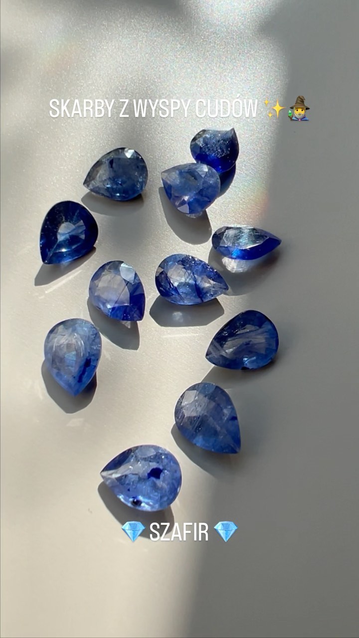 SKARBY Z WYSPY CUDÓW ✨🧙♂️
:::
Dobry dzień! 🌞
Przedstawiam Wam dziś kolejną garść cudnych kamieni, które mogą się znaleźć w Waszym wymarzonym pierścionku 💍✨
:::
💎 SZAFIR
Do wyboru mamy cudne szafiry w kilku różnych szlifach i w wielu pięknych barwach ✨
Ceny pierścionków są następujące:
Okrągłe i owalne pastelowe szafiry fasetowane rozetowo 4-7 mm
- 950-1050 zł na obrączce 1,0 mm
- 1100-1200 zł na obrączce 1,2 mm
- 1300-1400 zł na obrączce 1,5 mm
- 1600-1700 zł - 1,5 mm z małym brylantem osadzonym obok w obrączce 💎
- 1900-2000 zł - 1,5 mm z 2 brylantami symetrycznie 💎💎
Owalne szafiry gwiaździste 6,8-7,6 mm
- 1350 zł obrączka 1,0 mm
- 1500 zł obrączka 1,2 mm
- 1700 zł obrączka 1,5 mm
- 2000 zł - 1,5 mm z małym brylantem osadzonym obok w obrączce 💎
- 2300 zł - 1,5 mm z 2 brylantami symetrycznie 💎💎
Klasyczne fasetowane krople 8x6 mm
- 1800 zł obrączka 1,2 mm
- 2000 zł obrączka 1,5 mm
- 2300 zł - 1,5 mm z małym brylantem osadzonym obok w obrączce 💎
- 2600 zł - 1,5 mm z 2 brylantami symetrycznie 💎💎
Jest też kilka większych pięknych kamieni o klasycznych lub rozetowych szlifach, które będą wyceniane indywidualnie 👌 (->PM📮)
:::
Cieńsze obrączki mogą być młotkowane lub gładkie (1,5 mm z brylantem tylko gładka), a wykończenie całości mocno szczotkowane, satynowe lub na połysk ✨
Pierścionki na zdjęciach powstały na zamówienie ✏️
Napisz do mnie aby spełnić marzenie i zamówić podobny pierścionek dla siebie lub kogoś bliskiego 🤗📮💍👌✨
:::
.
.
.
.
.
#ilovemyjob #bartoszciba #jewelrydesigner #bartoszcibajewelry #finejewelry #wishcometrue #skarbyzwyspycudów #wyspacudów #ooakjewelry #makeawish #gemmagic #islandofwonder #pierścioneknazamówienie #mineralmagic #magicring #nazamówienie #czarymary #kolorowepierścionki #magicznypierścionek #custommade #minimalistjewelry #perfectimperfection #pierścieńarabelli #myprecious #minimalist #szafir #szafirwzłocie #pierścionekzszafirem