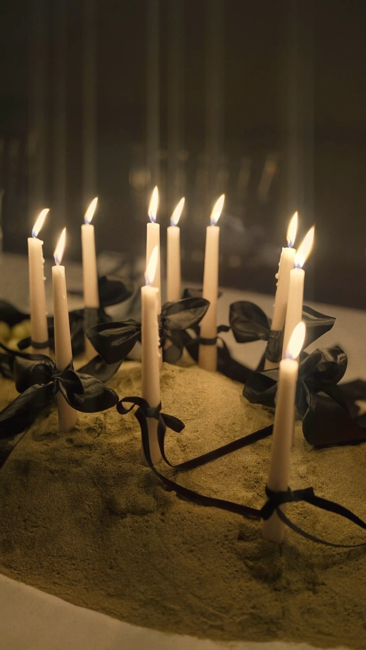 Taper dinner candles, sand, laces & fruit
For a touch of romance, consider placing tall candles amidst a bed of soft sand. This enchanting decor is perfect for weddings indoors or semi-covered venues, ensuring the flame’s flicker remains undisturbed. Tip: Choose a windless day for an outdoor soirée to avoid unintended candlelit adventures and sandstorms 😂
Love this idea
Planner @adoreweddingsofficial @lichttrunken
Location @finca_morneta
Photo @lichttrunken & @l.oveandotherstories
Gown & accessories: @mybridalboutique
Bride @olean_photography
Styling & MUA: @bridal_make_up_by_verena
Catering @airecateringmallorca
Cake @tartamaniabodasmallorca
Equipment @jaiaktendencias
Stationary @marrymood.de