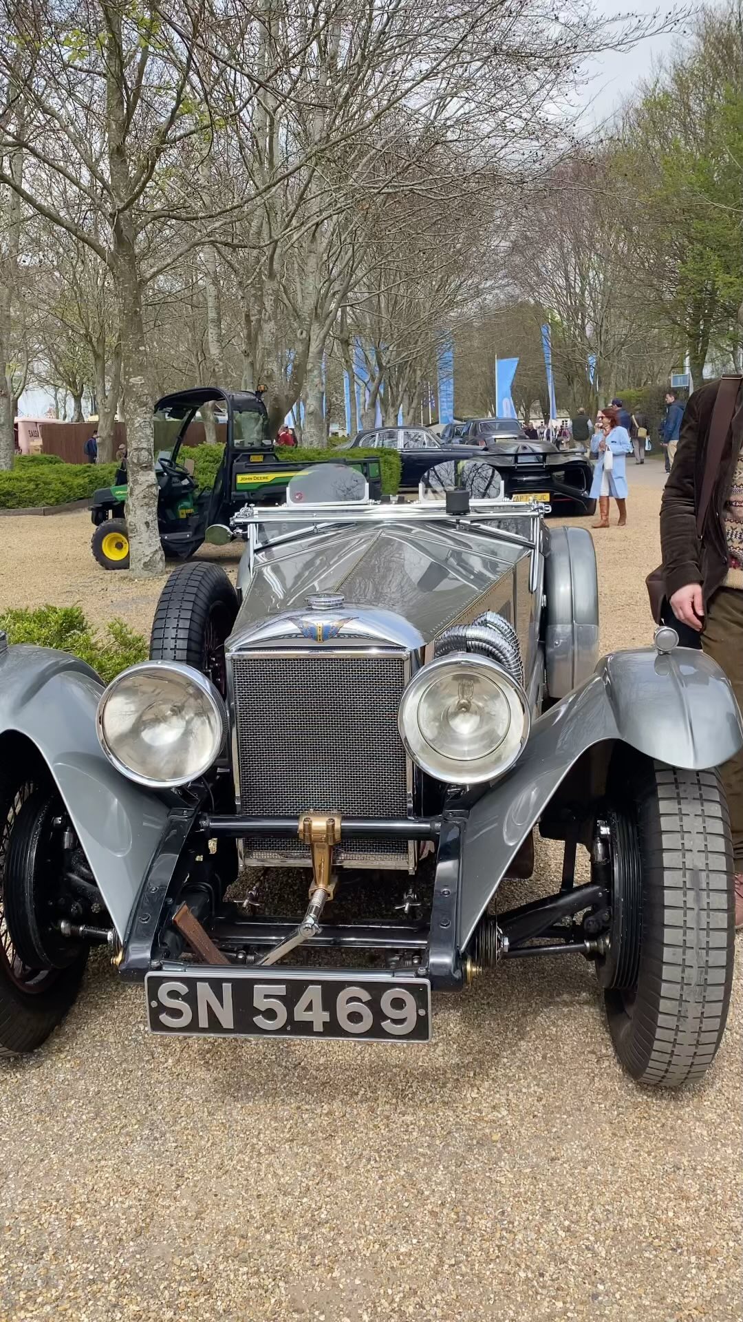 It’s not always the cars on track that catch the eye at the Goodwood Members’ Meeting. This beautiful 1931 Low Chassis 4.5 litre Invicta was somewhat randomly parked on the outside of the circuit. They’ve always been a favourite of mine. Created by Noel Macklin, father of Lance Macklin who raced our HWM, they were highly competitive and just looked superb. This I believe is the ex Alain de Cadenet car and is currently for sale with @fiskens_cars. Given the choice between this and a prewar Bentley- I’d take the Invicta every time.
#prewarcars #goodwood #sportscars #invicta #cars #classiccars #vintage #vintagecars