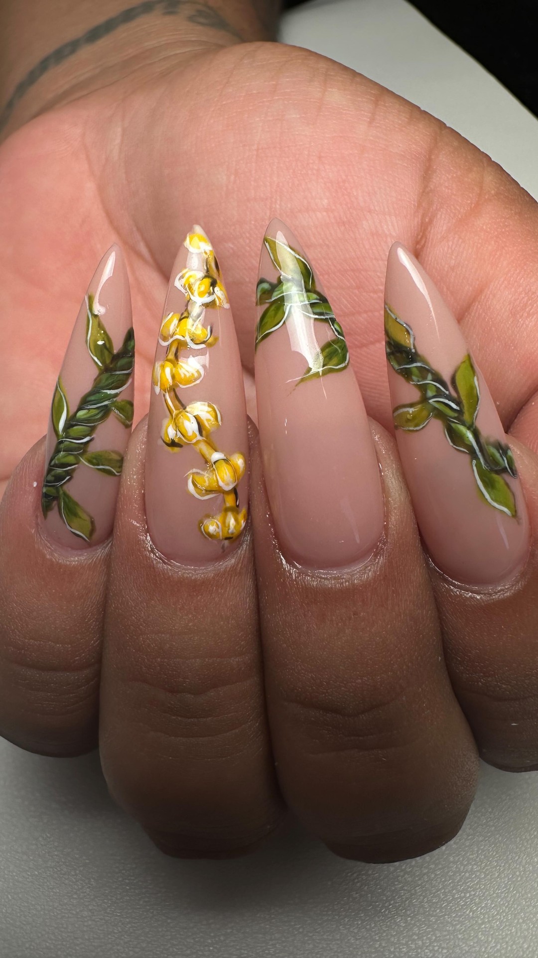Getting ready for #merriemonarch and #mayday here in Hawaii 🌺 @coutureclawshawaii
#merriemonarch2025 #merriemonarchnails #bigislandnails #hawaiinails #konanails #konanailsalon #maydaynails #tileaf #tileaflei #puakenikeni #puakenikenilei #leinails #puakenikeninails #mayday