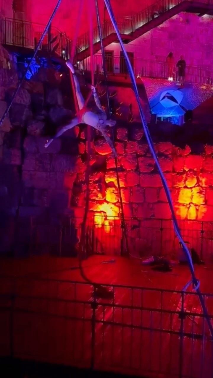 Last one from this weekend Paradox Purim Party by @tech.no.drome at @towerofdavid
Thanks to my camp my second family @cirque_du_shlapy for making dreams come true.
The last month and a half in Israel gave me light, and I think this was one of my peak moments in recent times. I will never forget this night and how meaningful it was on so many levels. I’m posting it for myself mostly so I can always will also have a special place on my wall 😋💖
Thank you Jenny for this video 🫶🏽🫶🏽
#aerialsilks #midburn #aerialist #towerofdavid #מידברן #purim