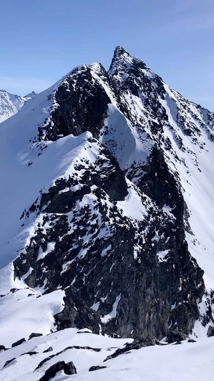 Høgruta i Jotunheimen med bra følge, flott vær og god, samt stabil nok snø🌞
Høgruta i Jotunheimen er en 5 dagers skitur, over noen av Jotunheimens mest ikoniske skifjell. Turen går normalt fra øst til vest, med opphold på flere turisthytter underveis. 100km og 7000hm i storslått natur. Det finnes flere varianter av turen, slik at det er mulig å tilpasse turen til gruppen, vær og snøforhold. Den kan gås fra øst til vest eller motsatt.